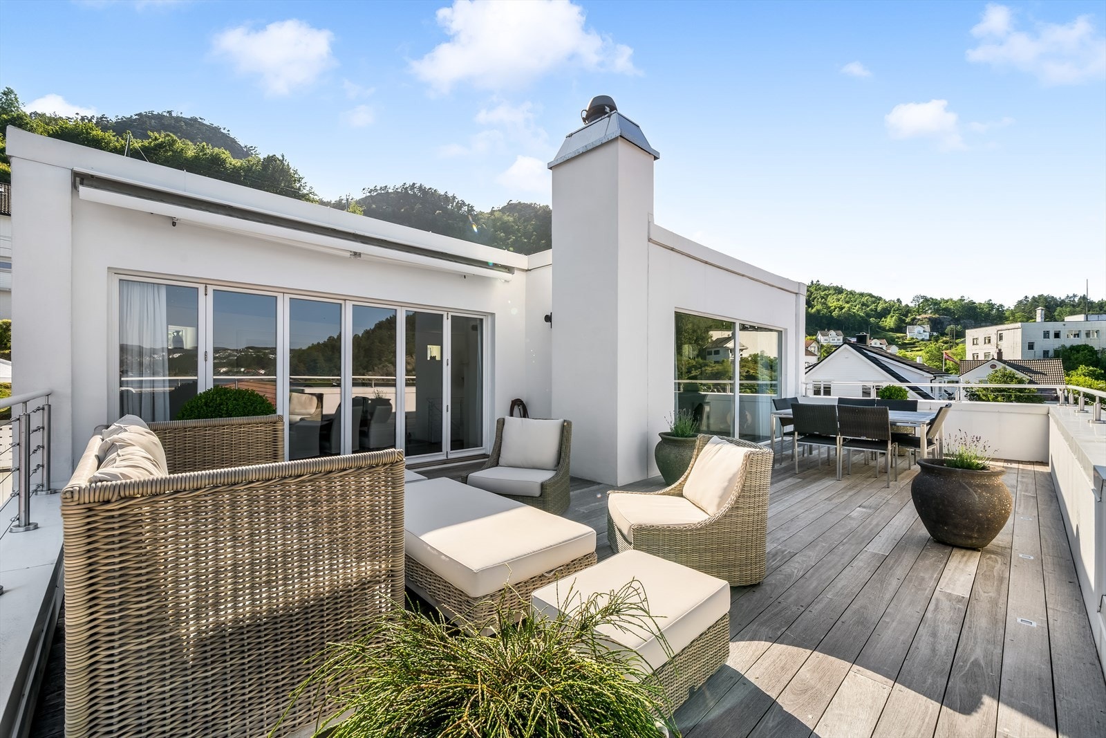 40 m² takterrasse i 3. etasje med vakker utsikt og gode solforhold. Galleribilde