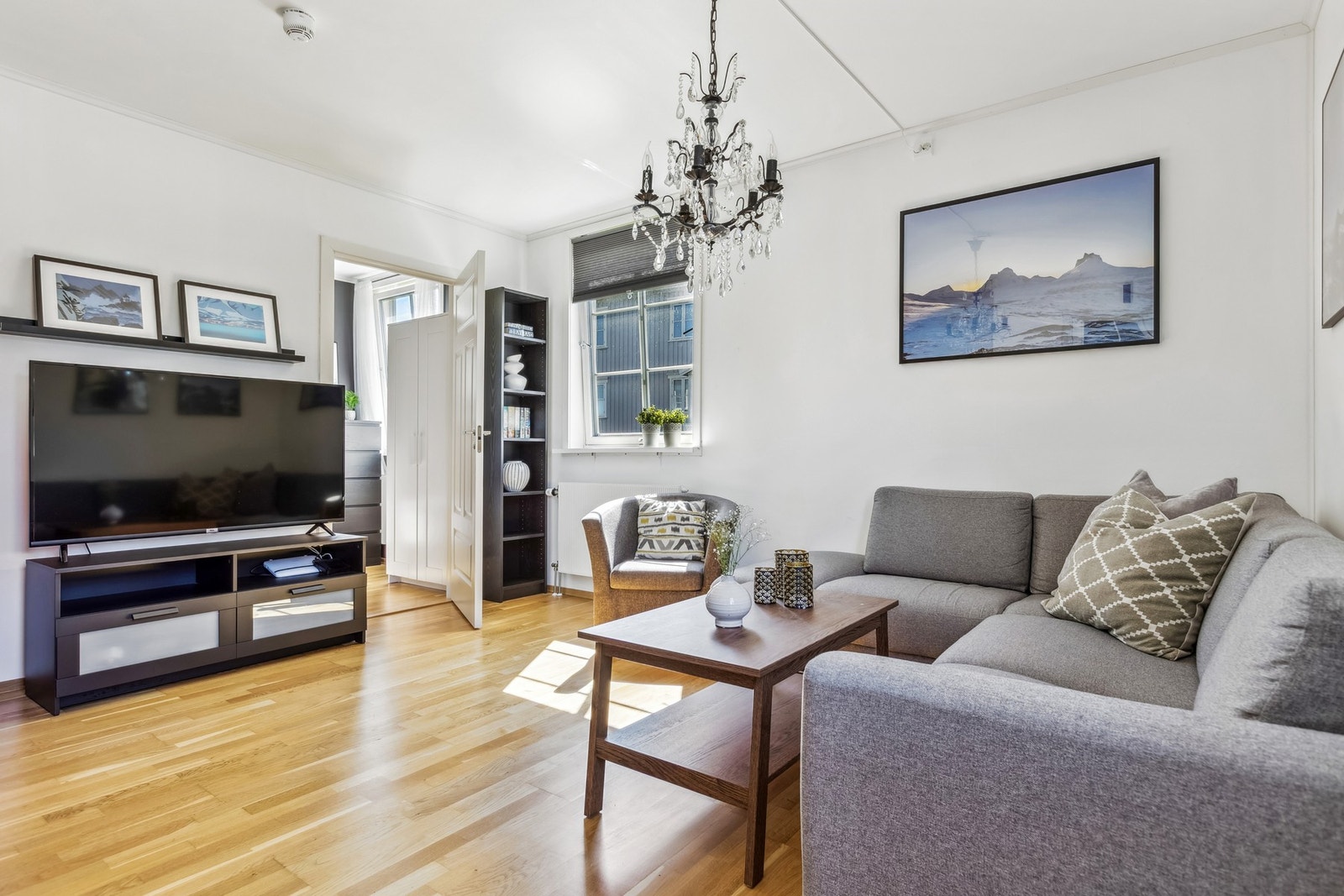 Romslig åpen stue/kjøkken som måler 20 kvm. Galleribilde