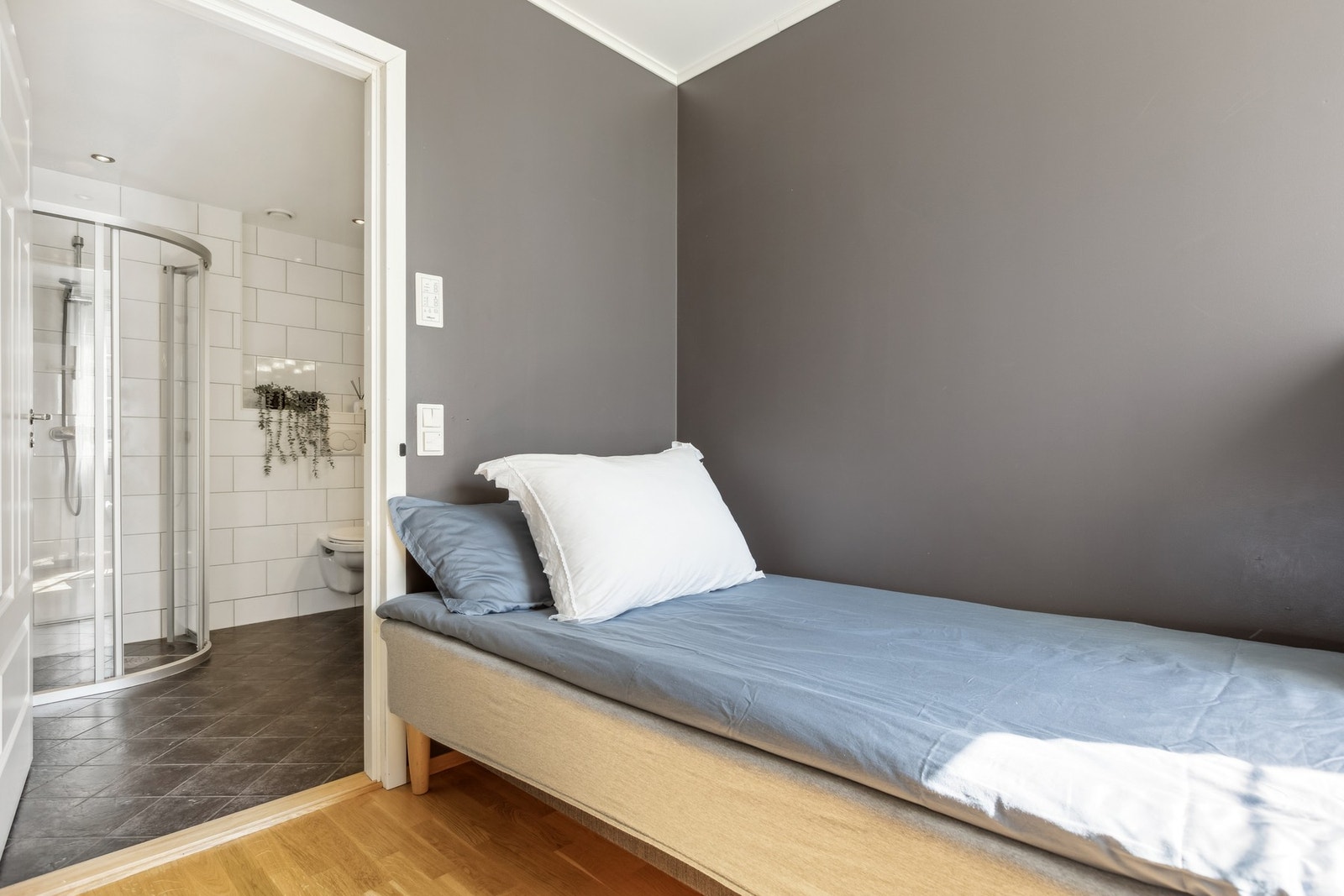 Her har du god plass til seng samt mye oppbevaringsplass. Galleribilde