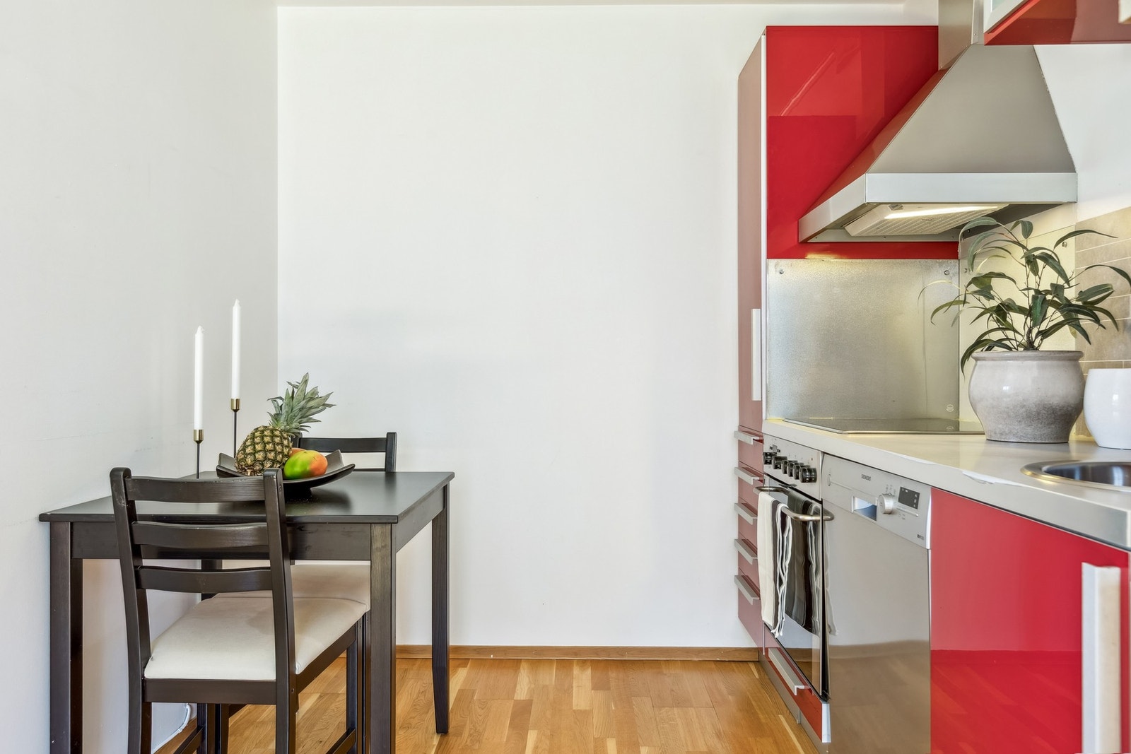 Kjøkkenet er godt utbygget med skap, skuff og benkeplass. Galleribilde