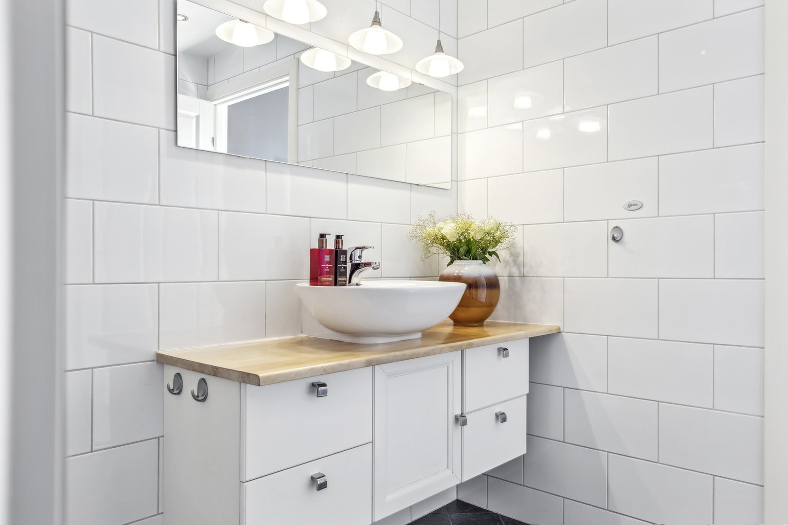 Baderommet har filslagt gulv med varme og opplegg for vaskemaskin. Galleribilde