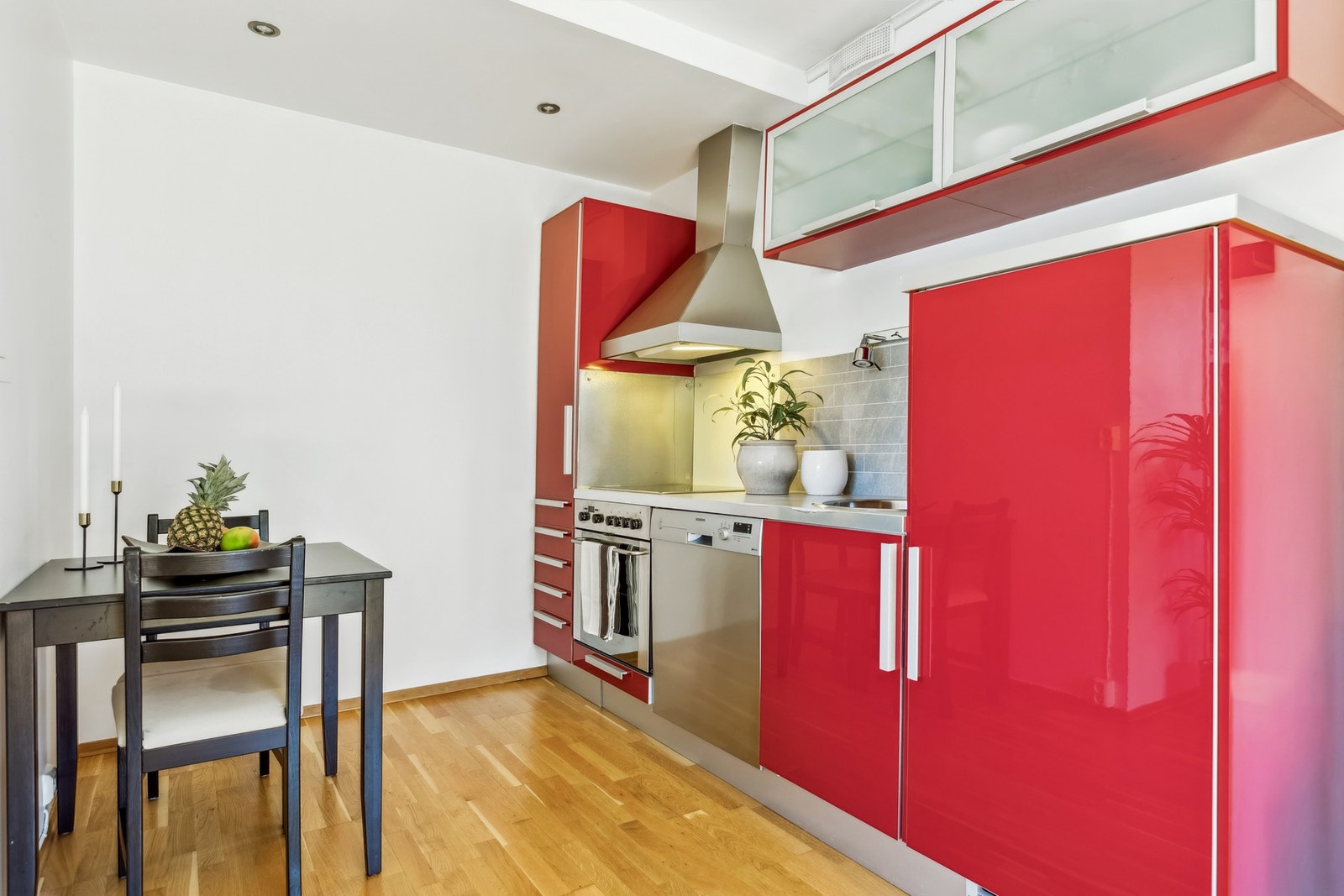 Kjøkkenet har integrerte hvitevarer som stekeovn, platetopp, oppvaskmaskin og kjøleskap. Galleribilde