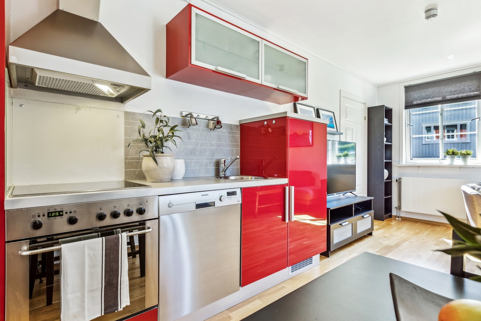 Leiligheten har IKEA kjøkkeninnredning fra 2006. Galleribilde