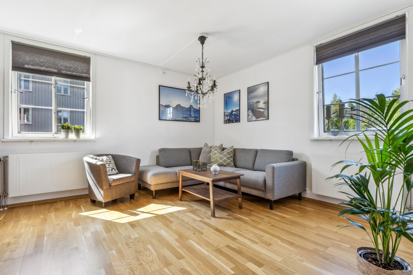 Gode vindusflater på to sider slipper inn rikelig med naturlig lys til stuen. Galleribilde