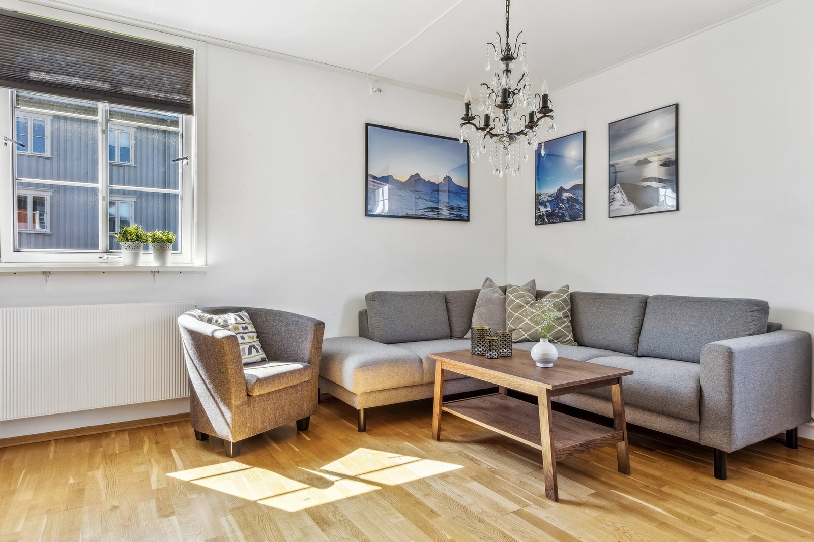 Stuen er romslig og har fine soner for innredning. Galleribilde