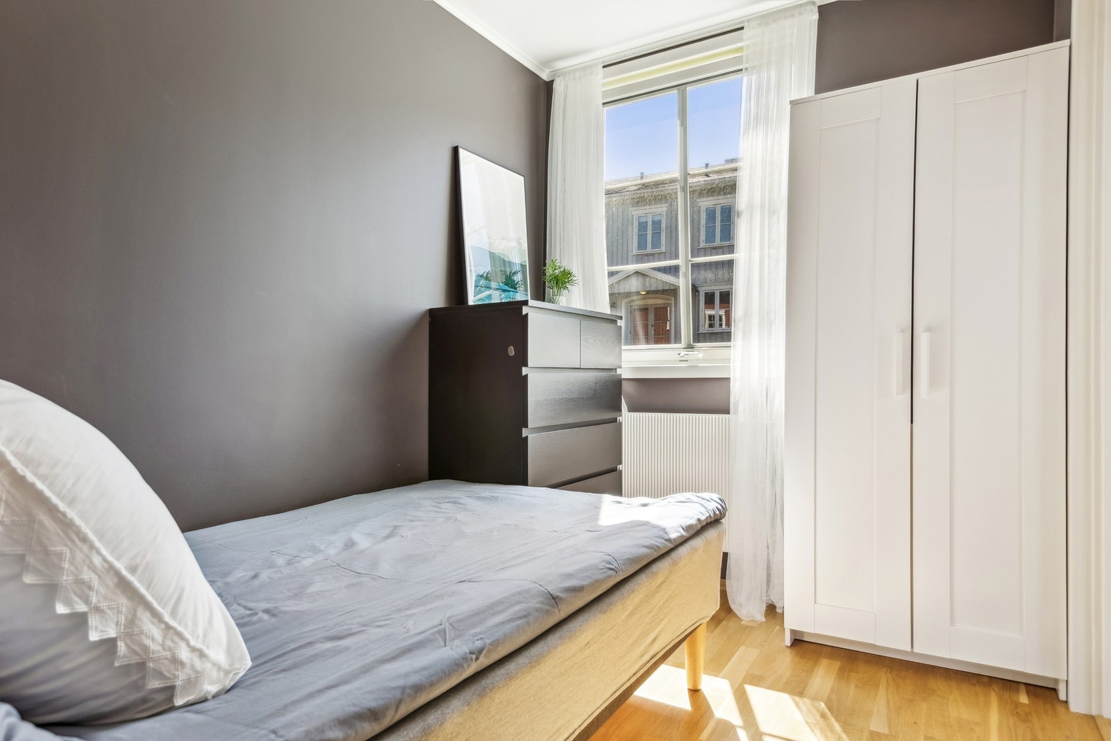 Boligens soverom måler 6 kvm. Det store vinduet sørger for rikelig med naturlig lysinnslipp. Galleribilde