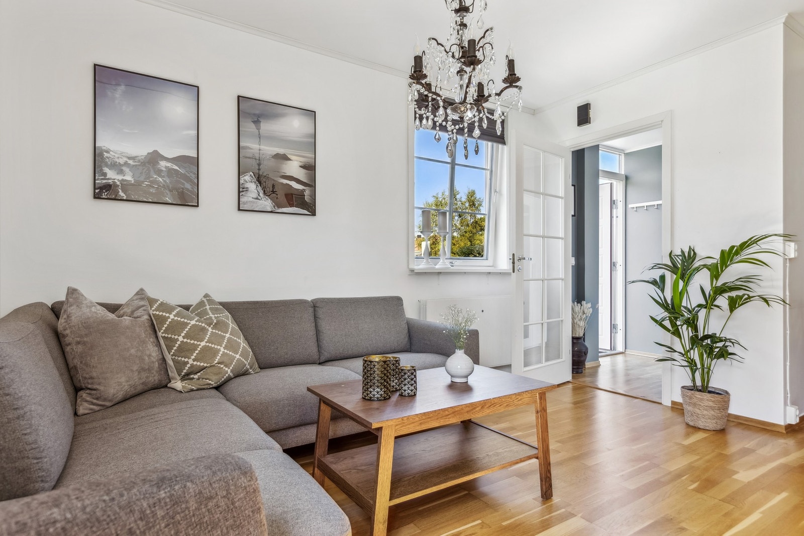 Rommet er malt i en lys farge og gulvet er belagt med parkett. Galleribilde