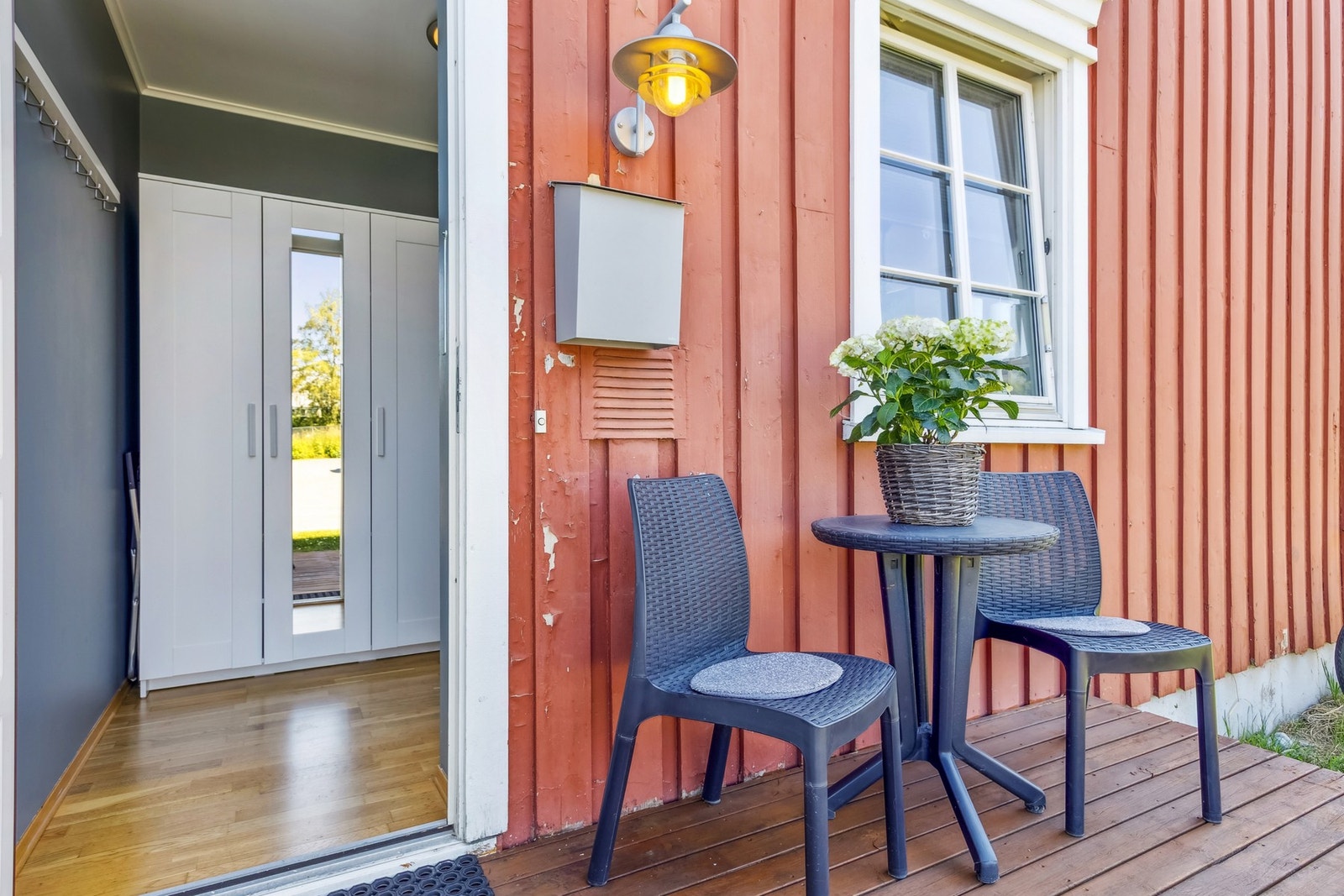 Leiligheten har et trivelig inngangsparti med mulighet for dekorasjoner eller møblement. Galleribilde