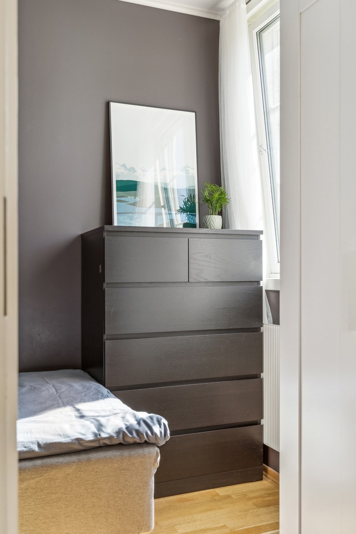 Soverommet er malt i moderne farger. Galleribilde