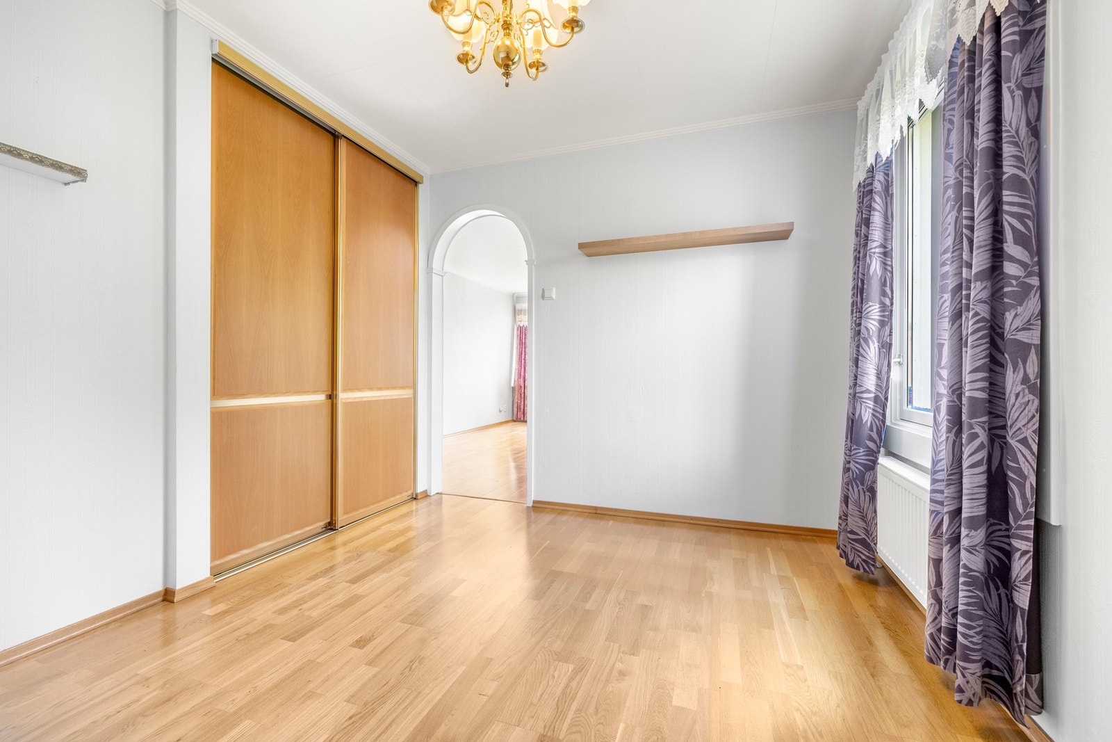 Soverommet har praktisk skyvedørsgarderobe med god plass. Galleribilde