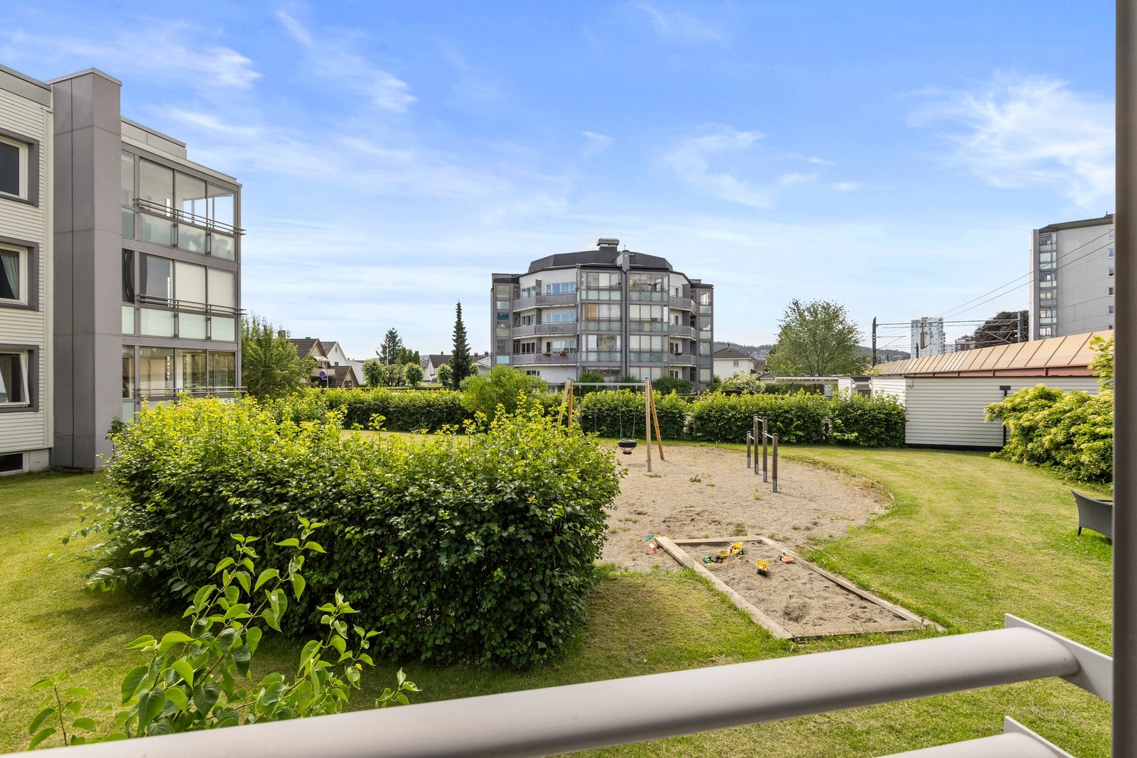 Balkongen gir utsyn mot grønne fellesarealer. Galleribilde