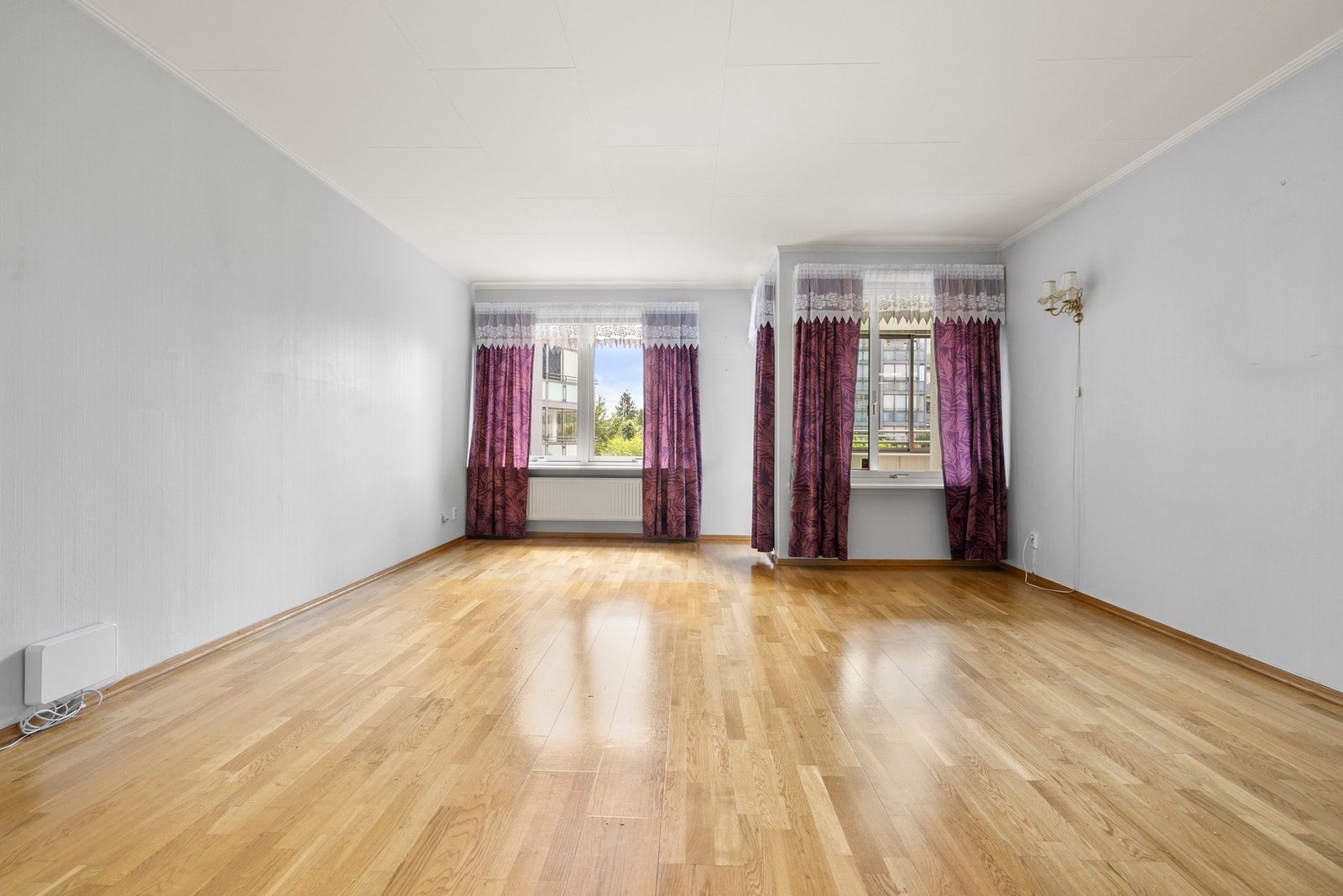 Romslig stue med store vindusflater som gir godt med dagslys. Galleribilde