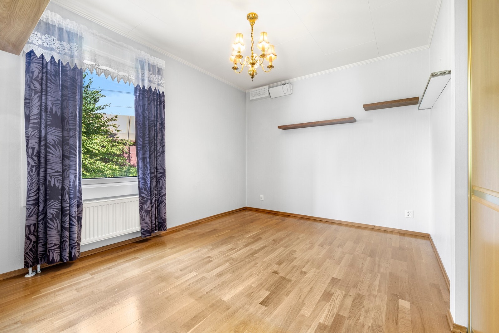 Lyst og romslig soverom med plass til dobbeltseng og nattbord. Galleribilde