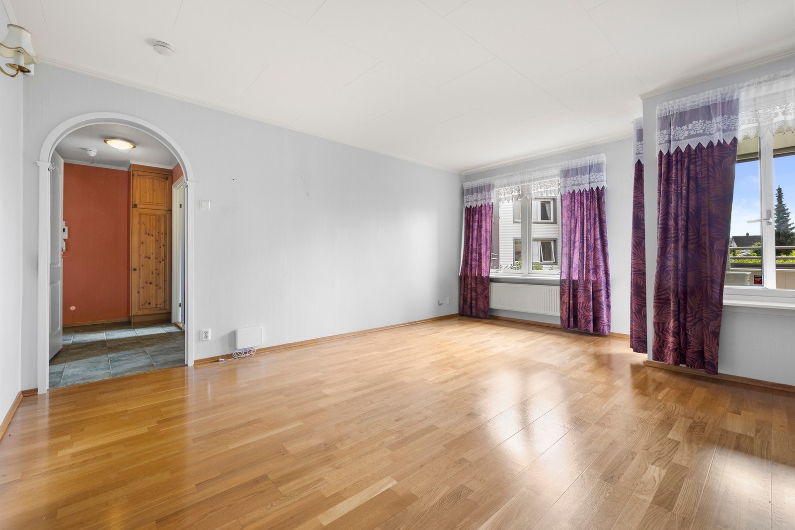 Åpen løsning med adkomst til gang og øvrige rom. Galleribilde