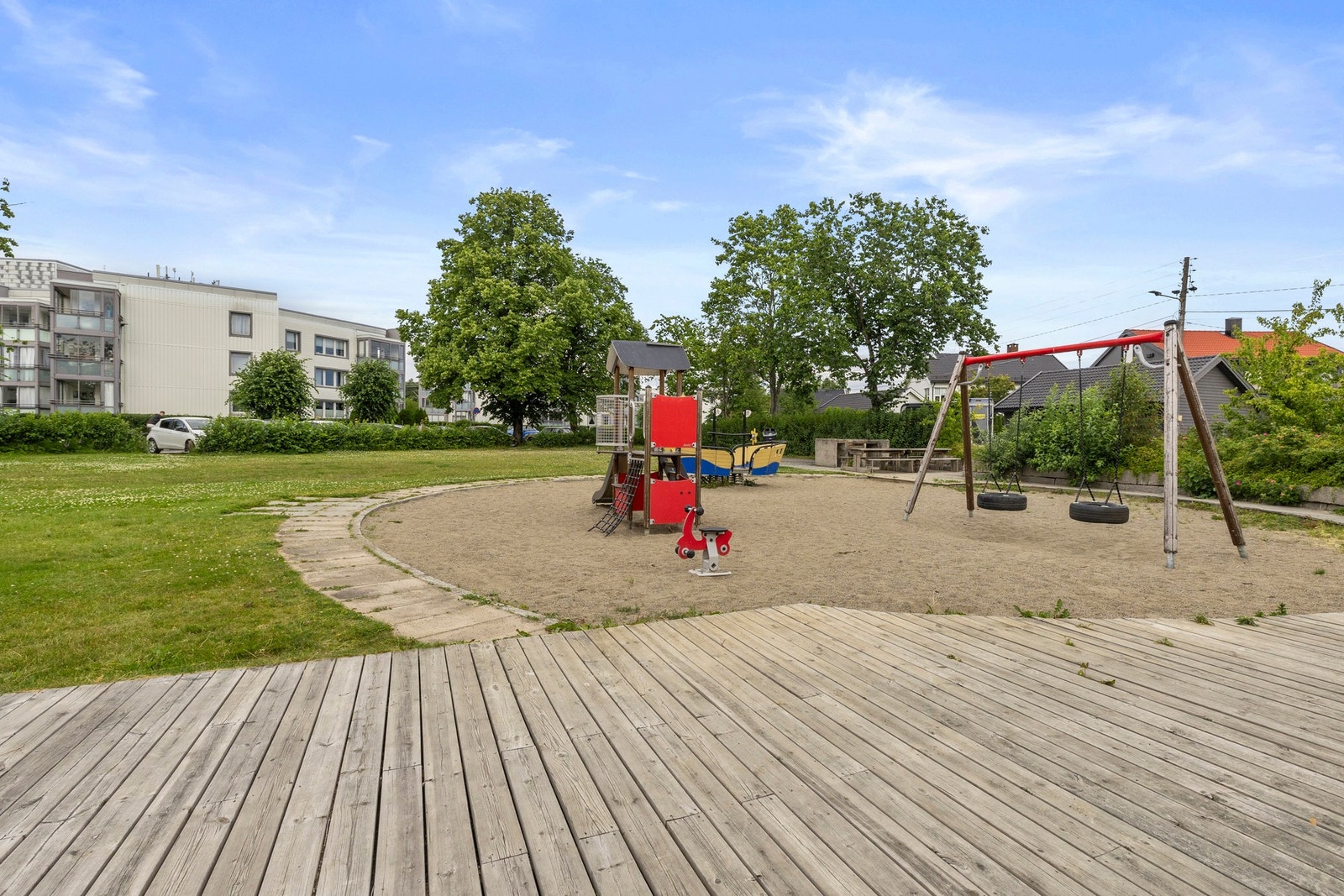 Trygg og oversiktlig lekeplass for barna. Galleribilde