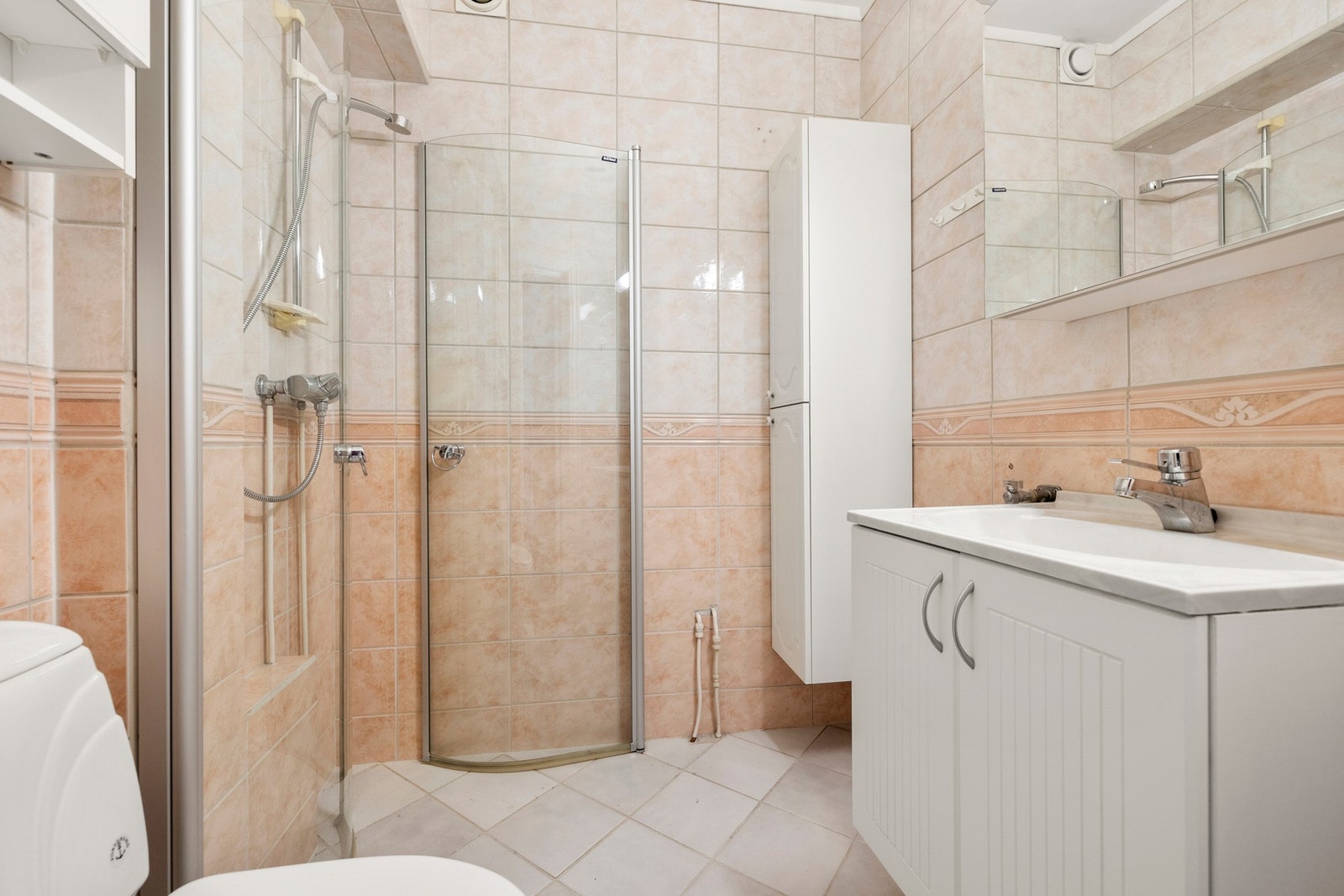 Flislagt bad med dusjkabinett og god skapplass. Galleribilde