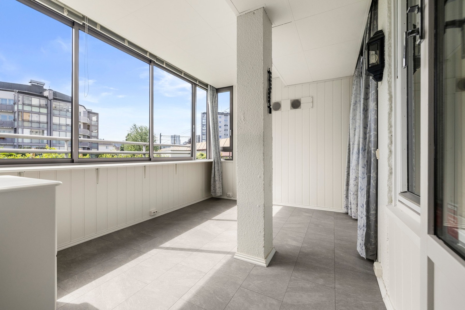 Lun balkong med store vinduer og god plass til ønsket møblement. Galleribilde