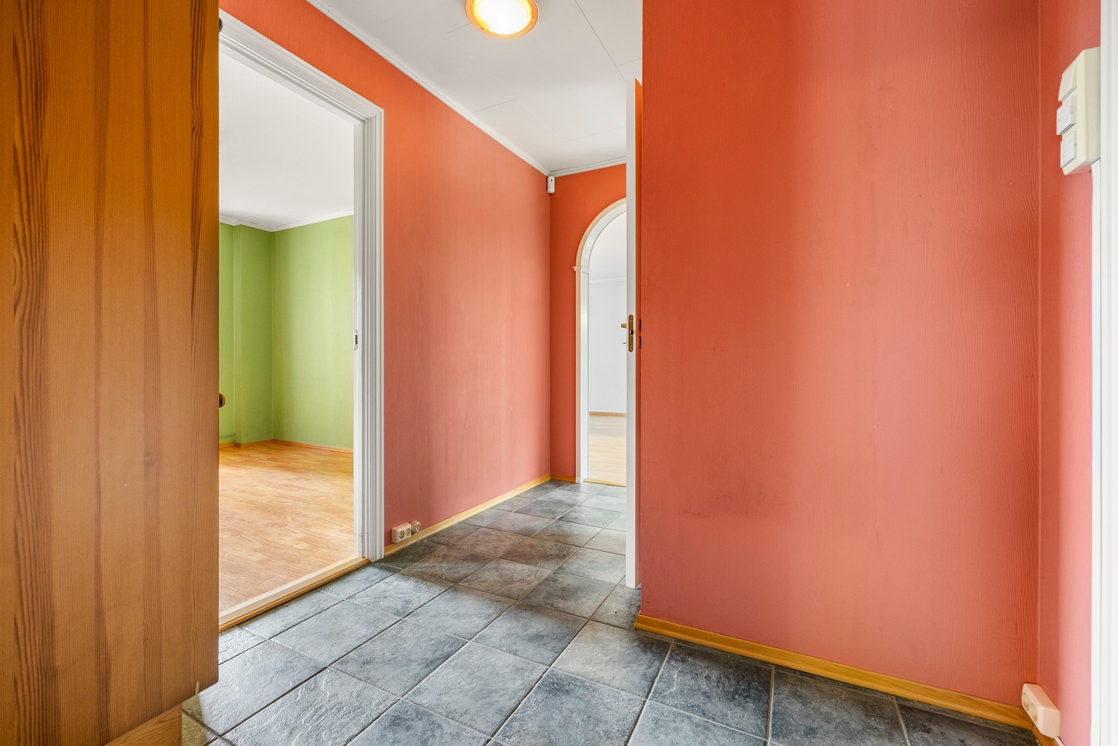 Lys gang med flislagt gulv. Galleribilde