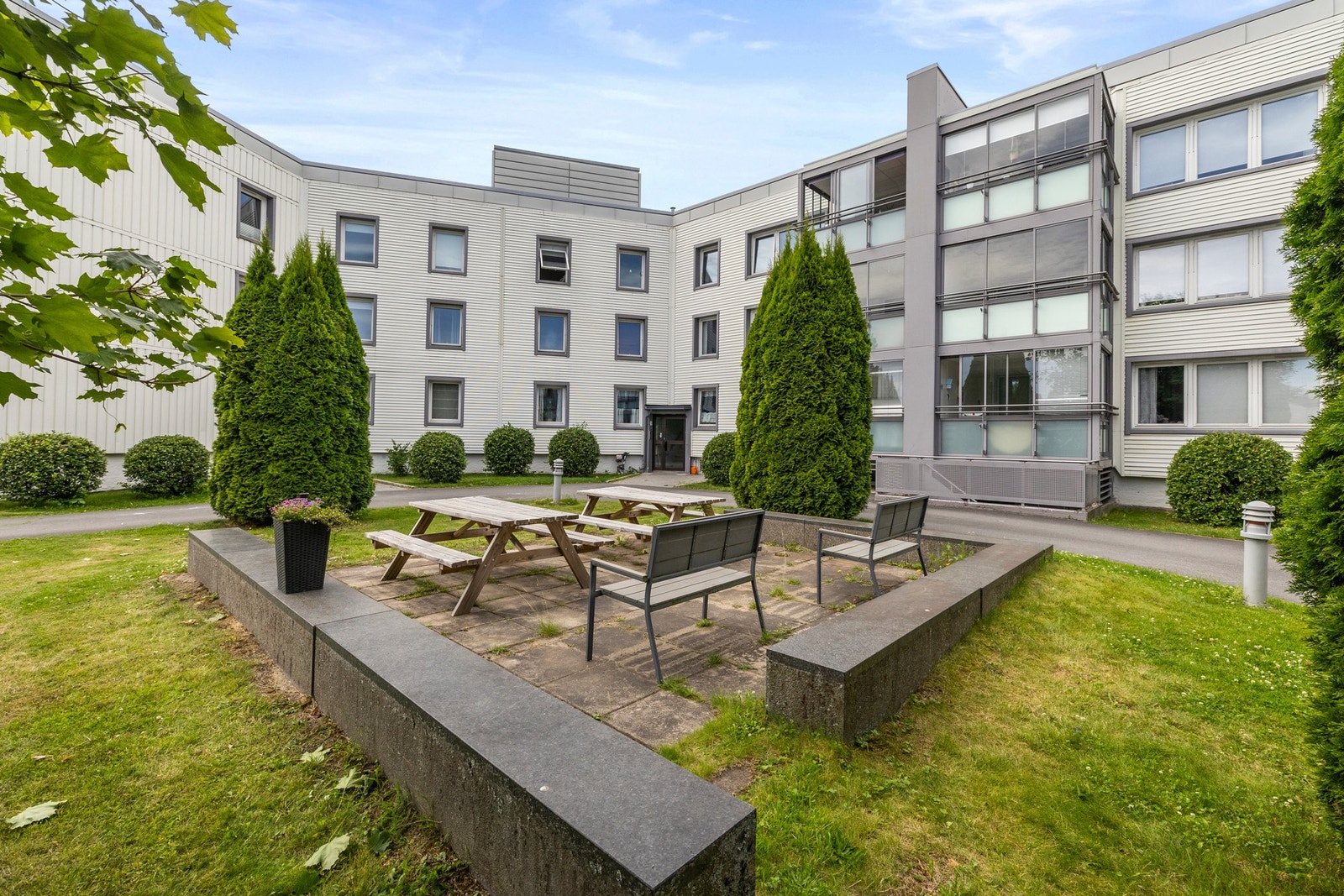 Felles uteområde med benker og bord - perfekt for sosiale sammenkomster. Galleribilde