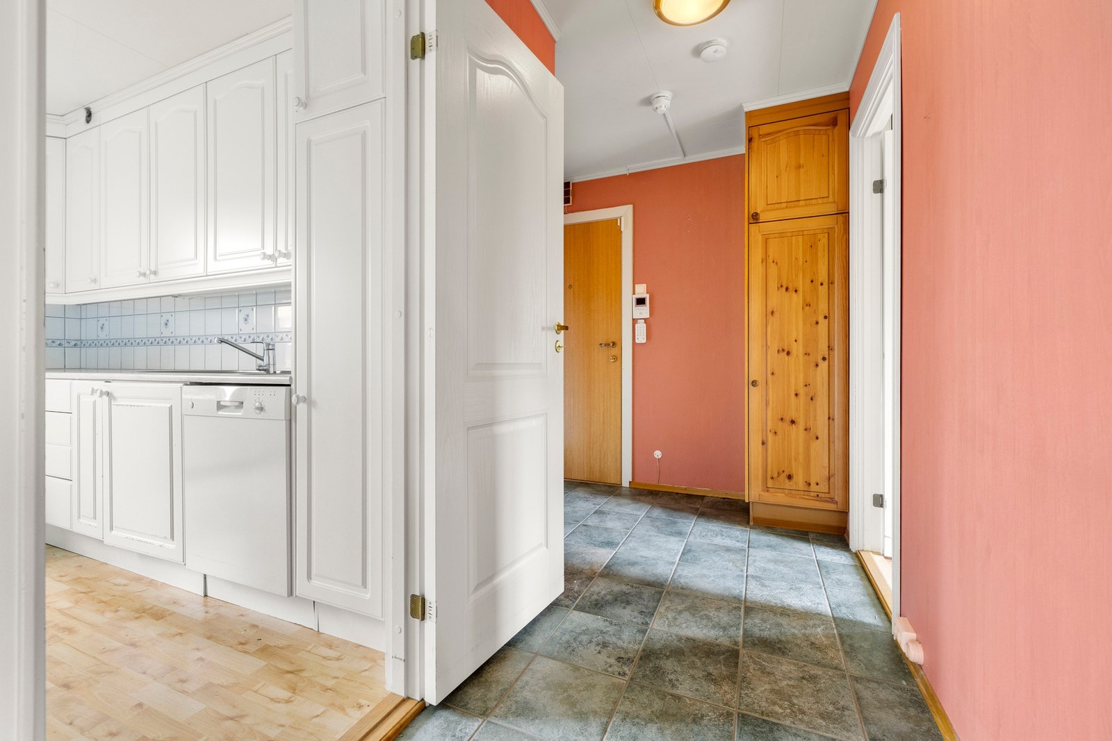 Fra gangen har du direkte tilgang til både kjøkken, bad og soverom. Galleribilde