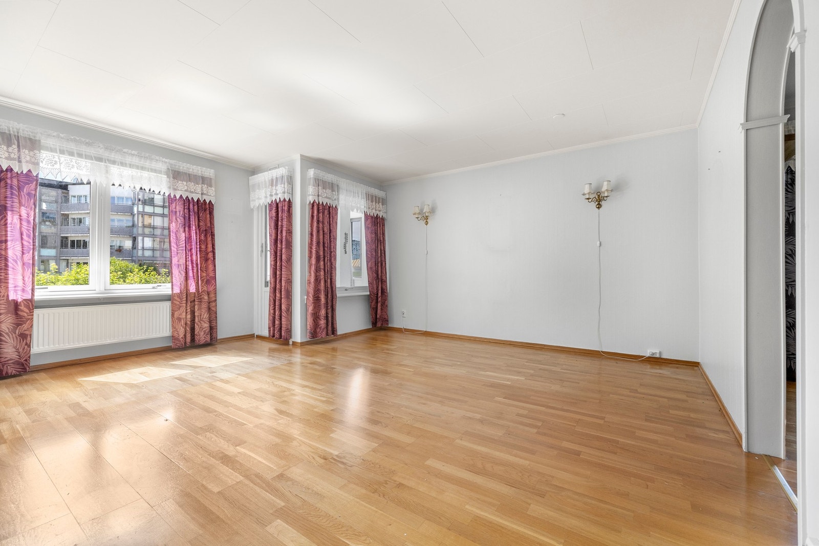 Stuen har en praktisk utforming med flere møbleringsmuligheter, samt direkte utgang til innglasset balkong. Galleribilde