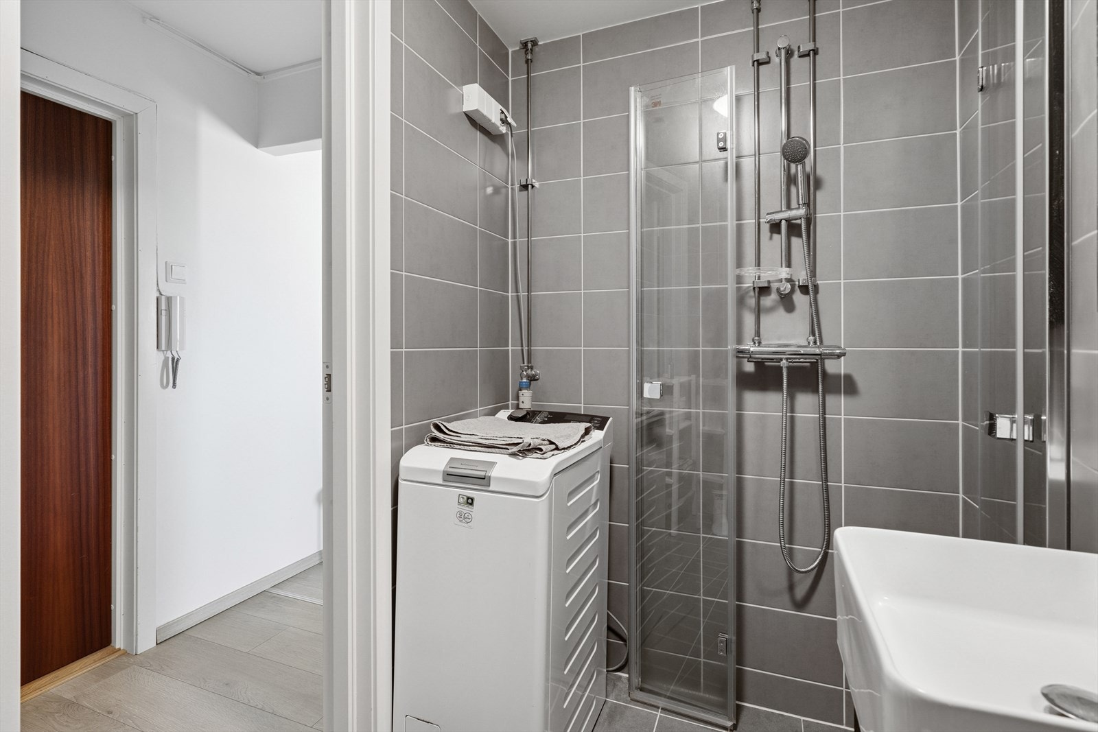 Mekanisk ventilasjon via fellesanlegg sikrer god luftgjennomstrømning, og varmekabler i gulvet gir behagelig varme året rundt. Galleribilde