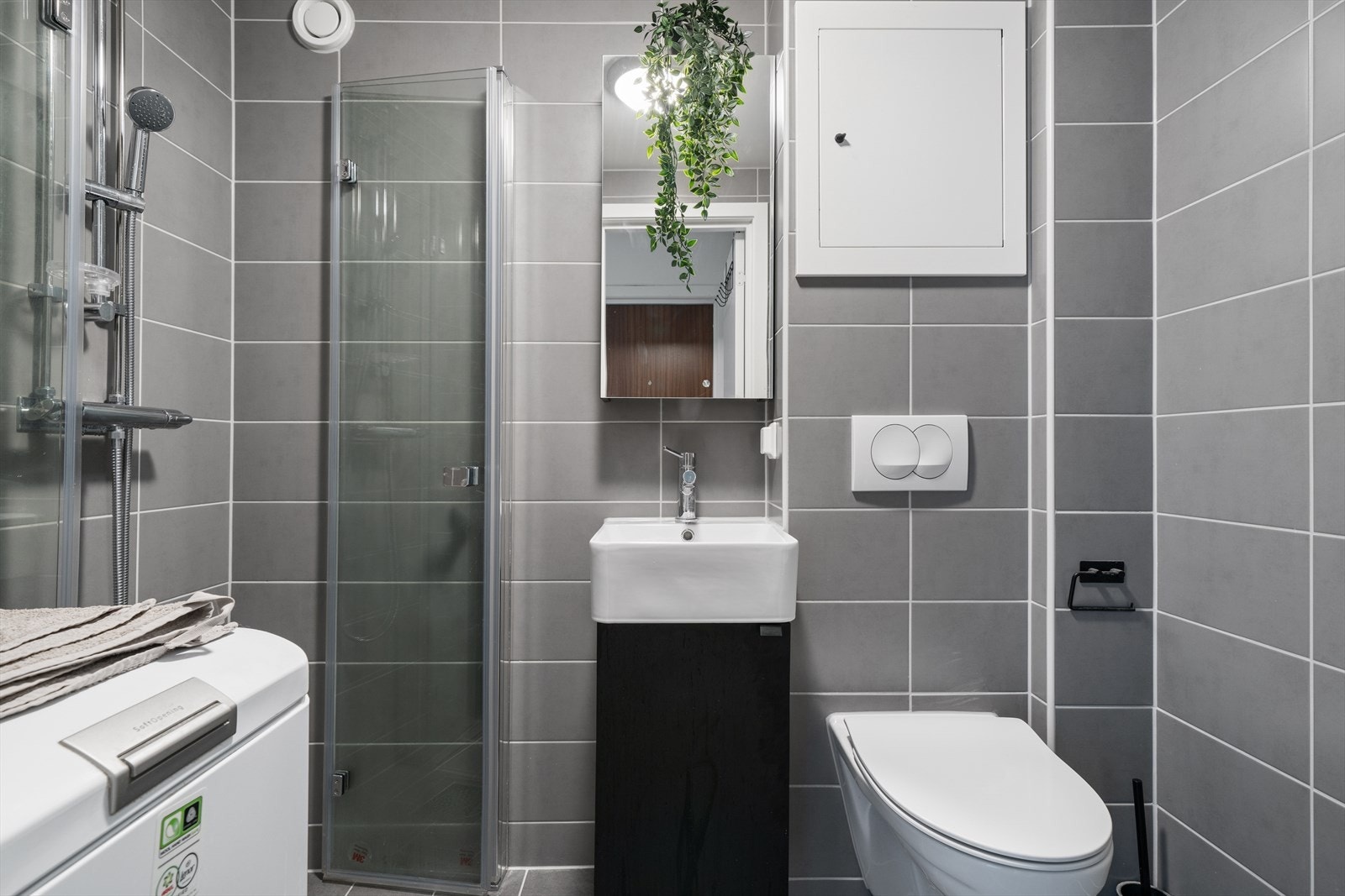 Badet fremstår moderne og funksjonelt, med servant og ettgreps blandebatteri, underskap og speilskap som gir både oppbevaring og et rent uttrykk. Galleribilde