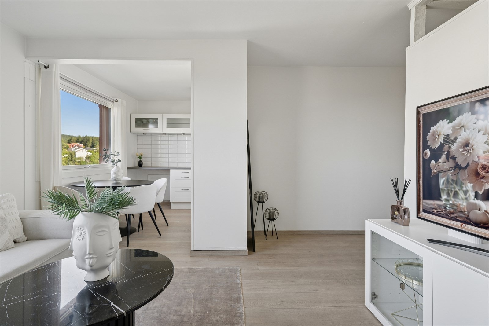 Leiligheten disponerer to boder, én i samme etasje, og en i kjeller. Galleribilde