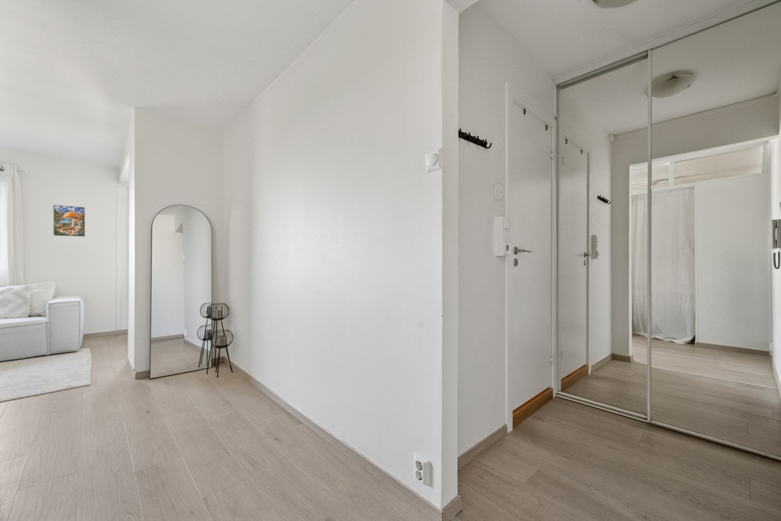 Overflater ble malt nye i 2020 og gir et stilrent uttrykk. Galleribilde