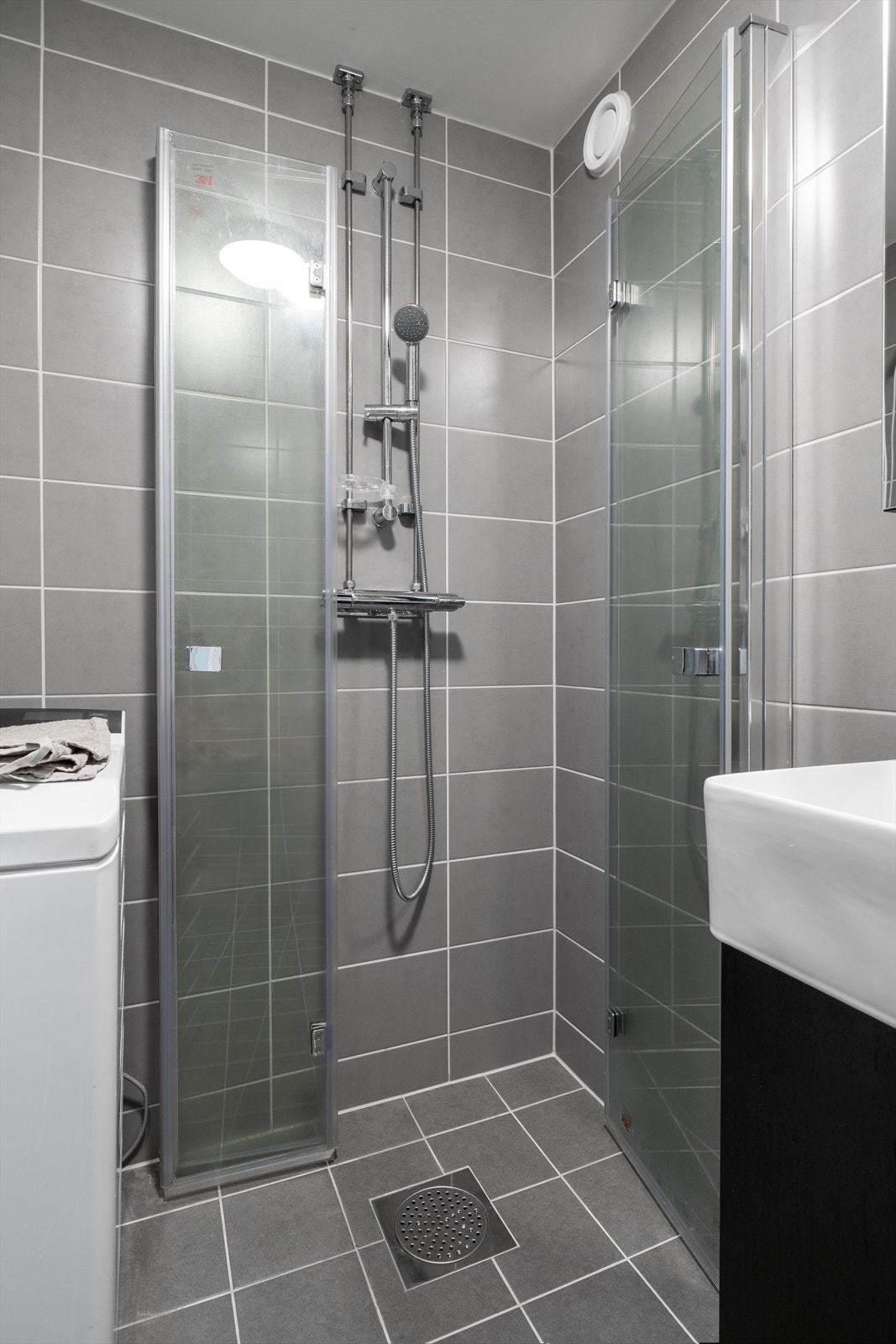 Badet ble totalrenovert i regi av borettslaget i 2024. Det er opplegg for vaskemaskin. Galleribilde