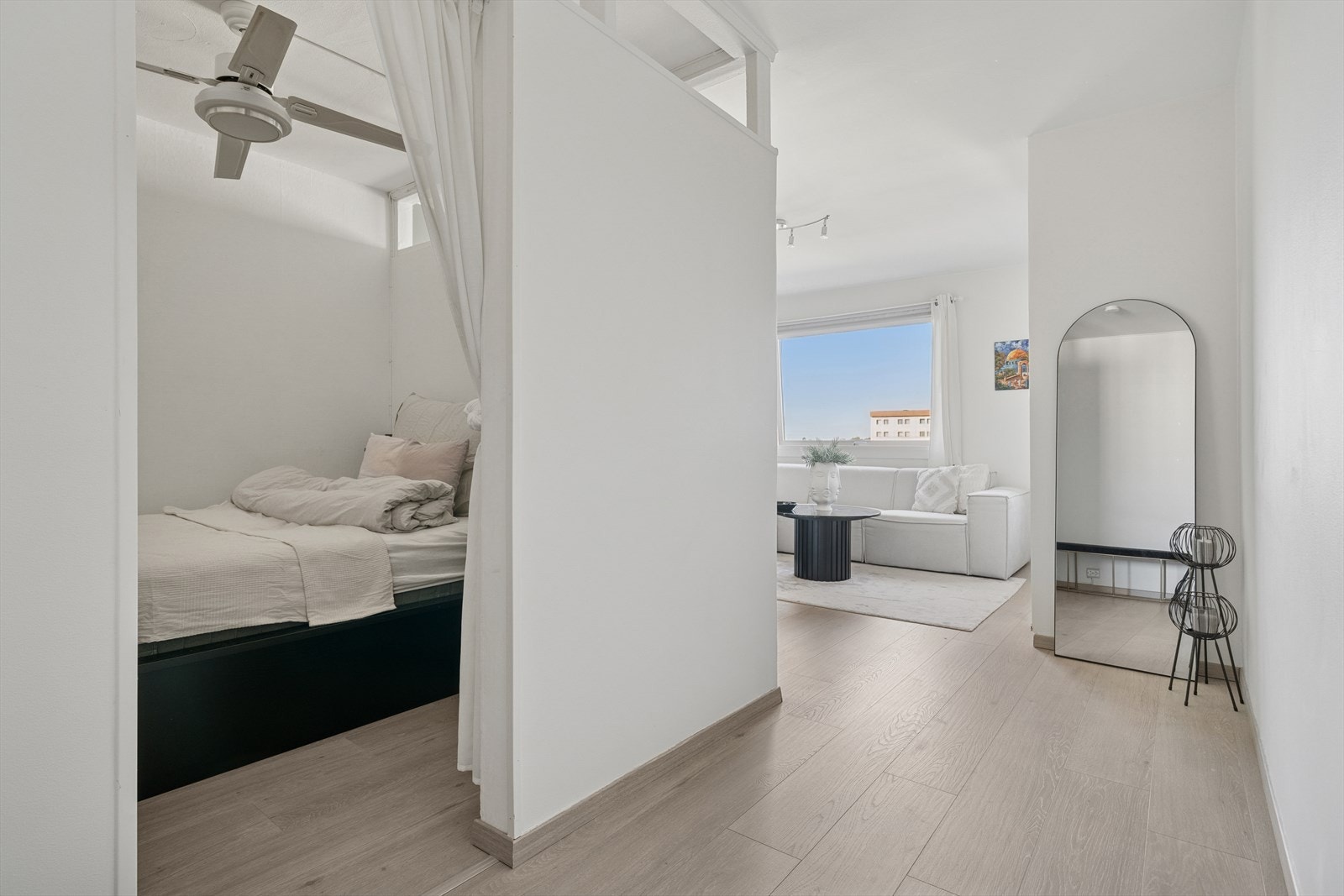 Leiligheten fremstår som svært innbydende og har fjernvarme som oppvarmingskilde og er inkludert i felleskostnadene. Galleribilde