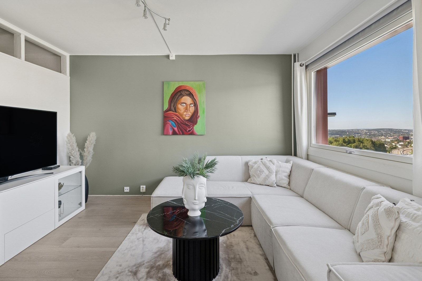 Innbydende og møbleringsvennlig stue med god plass til sofagruppe og tilhørende møblement. Galleribilde