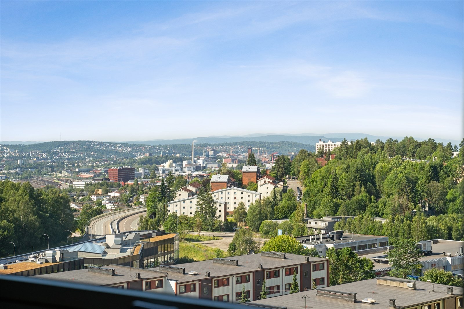 Boligen ligger i et attraktivt og populært boligområde med sentral beliggenhet på Rødtvet i Oslo kommune. Fra leiligheten er det kort avstand til offentlig kommunikasjon, skoler, barnehager og et rikt utvalg av fasiliteter. Galleribilde
