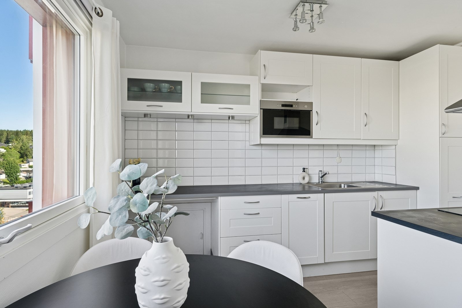 Ny induksjonsplatetopp, stekeovn, benkeplate og fliser over benk ble montert i 2021. Galleribilde