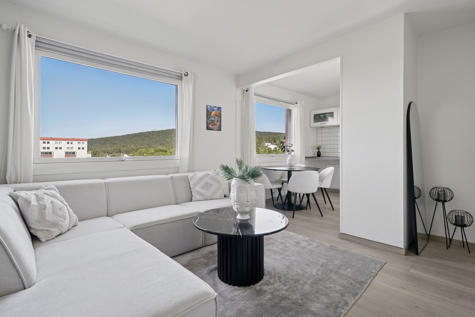 Lokalmegler Ilaf Hamad ønsker deg velkommen til Rødtvetveien 22! En lys og velholdt andelsleilighet beliggende i 10. etasje. Galleribilde