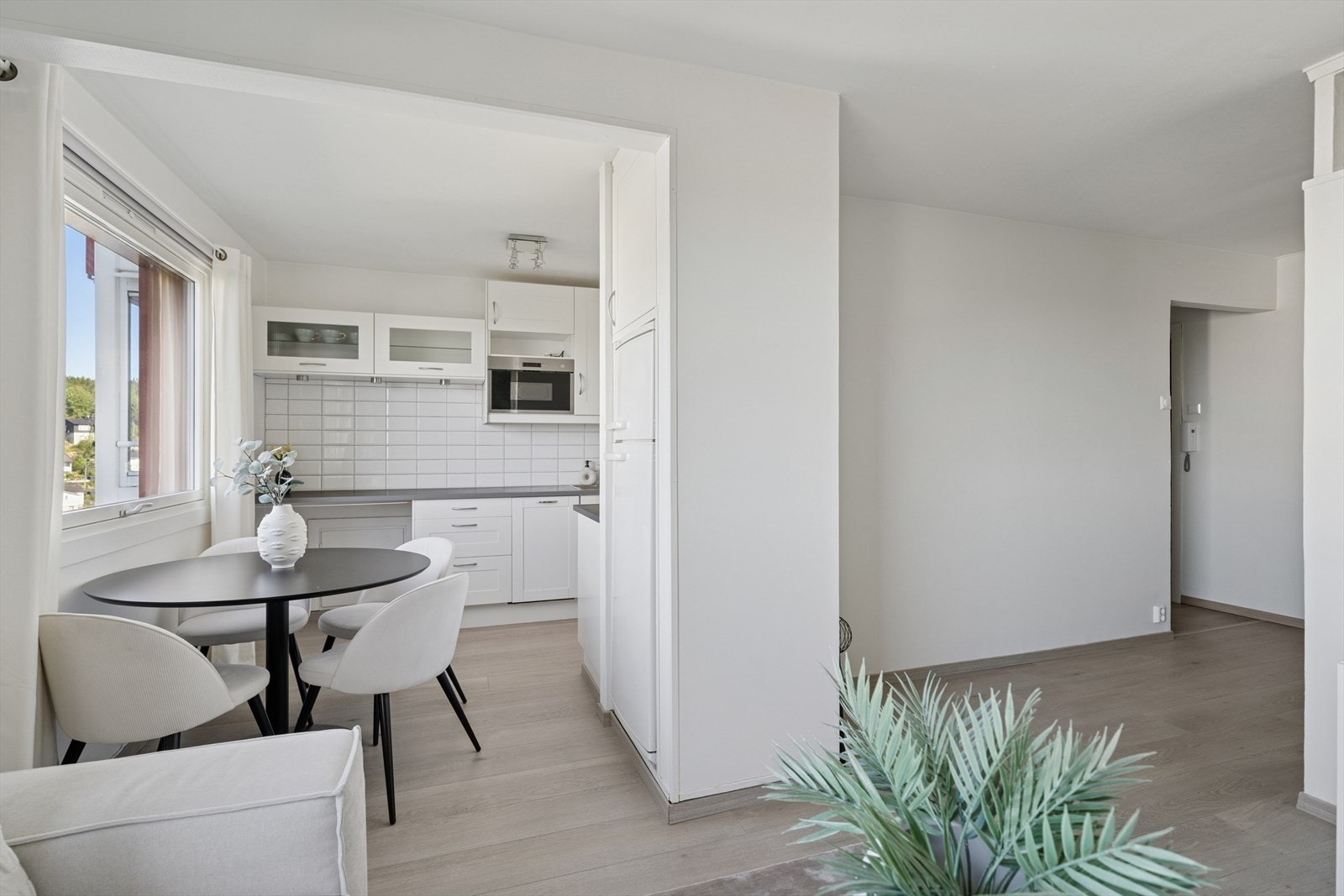 Fra stuen er det adkomst til leilighetens kjøkken. Galleribilde