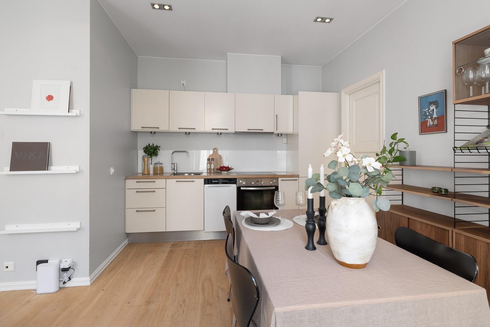 Med den åpne romløsningen kan man møblere med stort spisebord Galleribilde