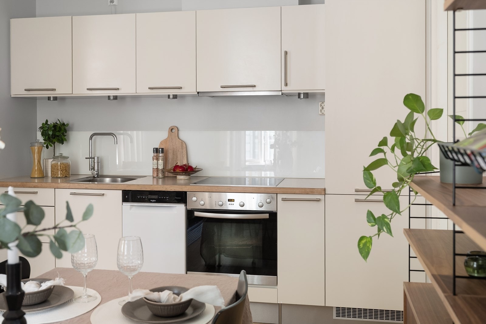 Lekkert HTH kjøkken med integrert stekeovn, platetopp, oppvaskmaskin og kjøl/fryseskap Galleribilde