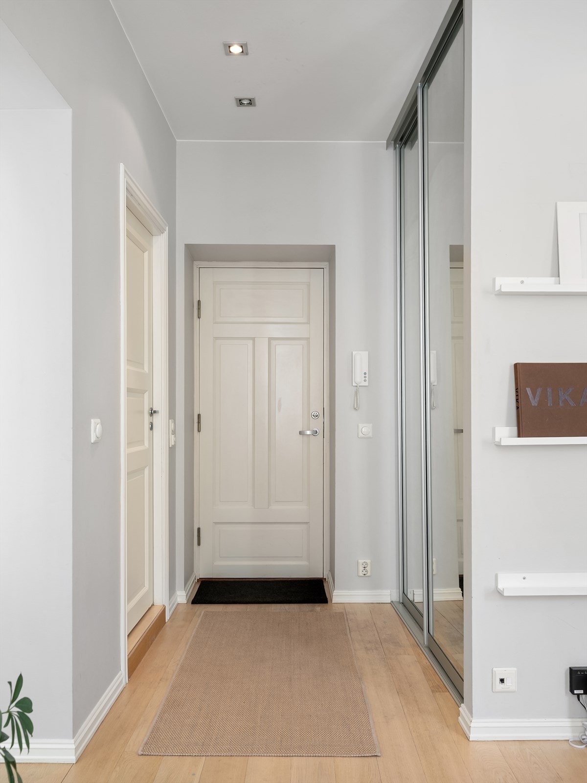 Innbydende entré med skyvedørsgarderobe for god plass med oppbevaring av klær og sko Galleribilde