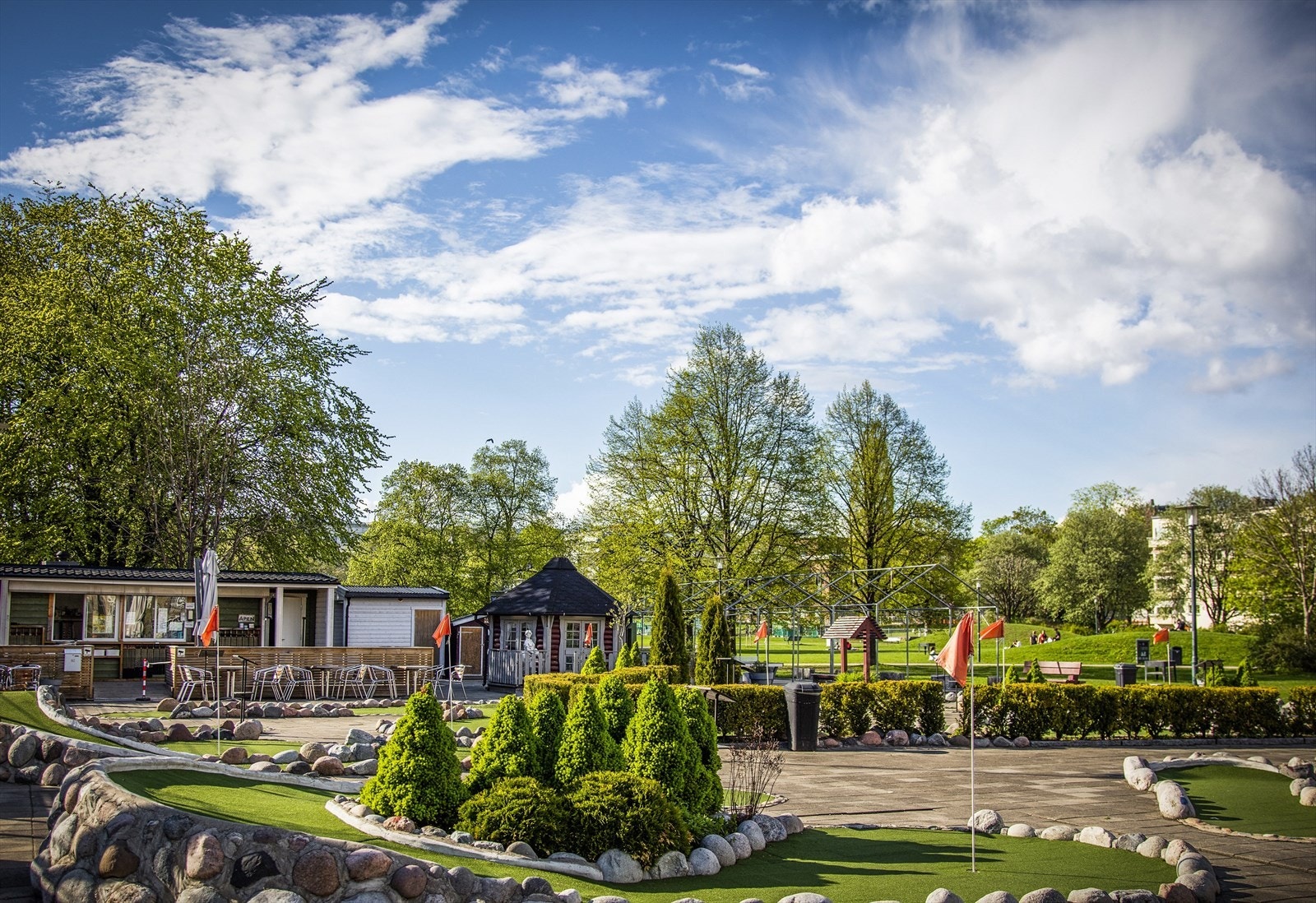 Fra leiligheten er det kort vei til både bylivet og rekreasjonsmuligheter. Her fra minigolfbanen på Marienlyst Galleribilde