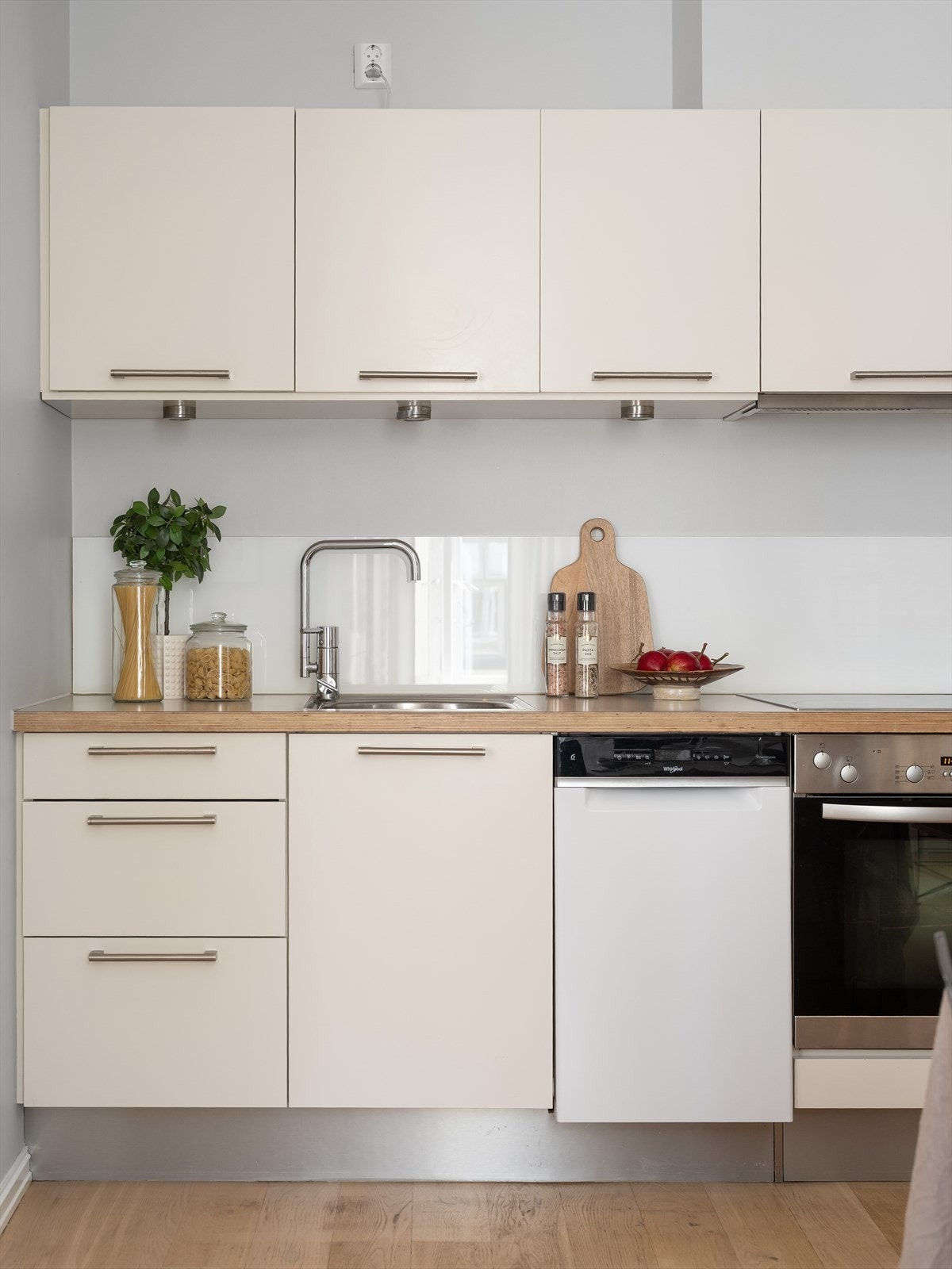 Innredning med mekanisk avtrekksvifte over stekesonen og opplegg for oppvaskmaskin Galleribilde