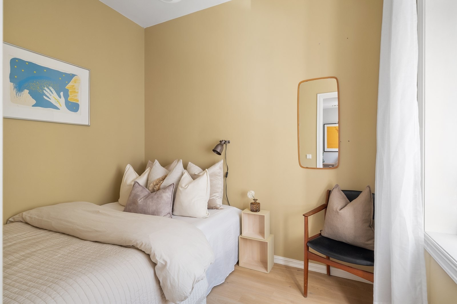 Soverom 2 har god plass til stor seng Galleribilde