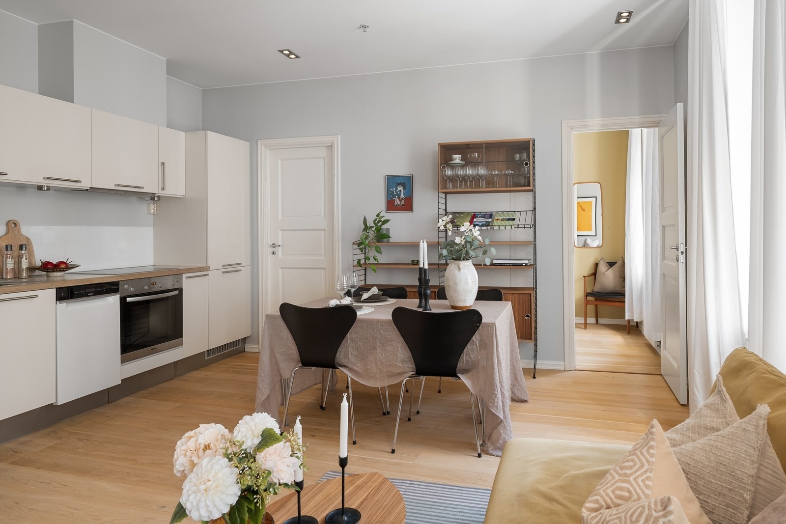 Sosial åpen stue- og kjøkkenløsning hvor kokken kan holdes med underholdning samtidig som maten forberedes Galleribilde