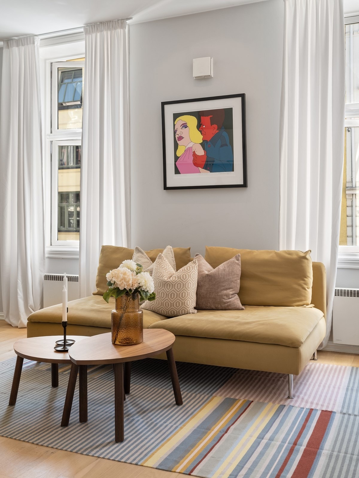 Hyggelig sofakrok med god plass til sofa, stuebord og annet tilhørende møblement Galleribilde