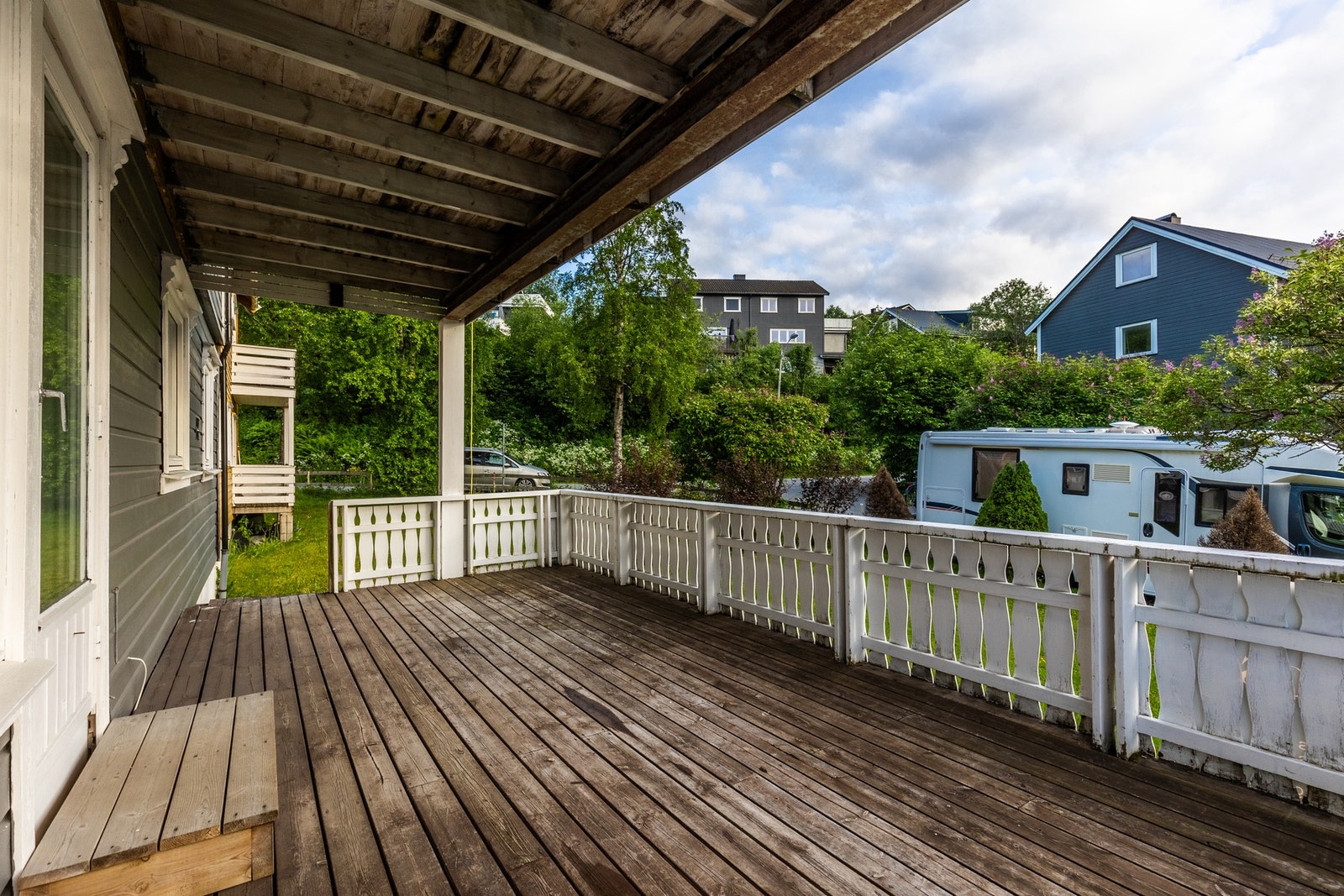 Terrassen rommer plass til sittegruppe og har trapp ned til hagen Galleribilde