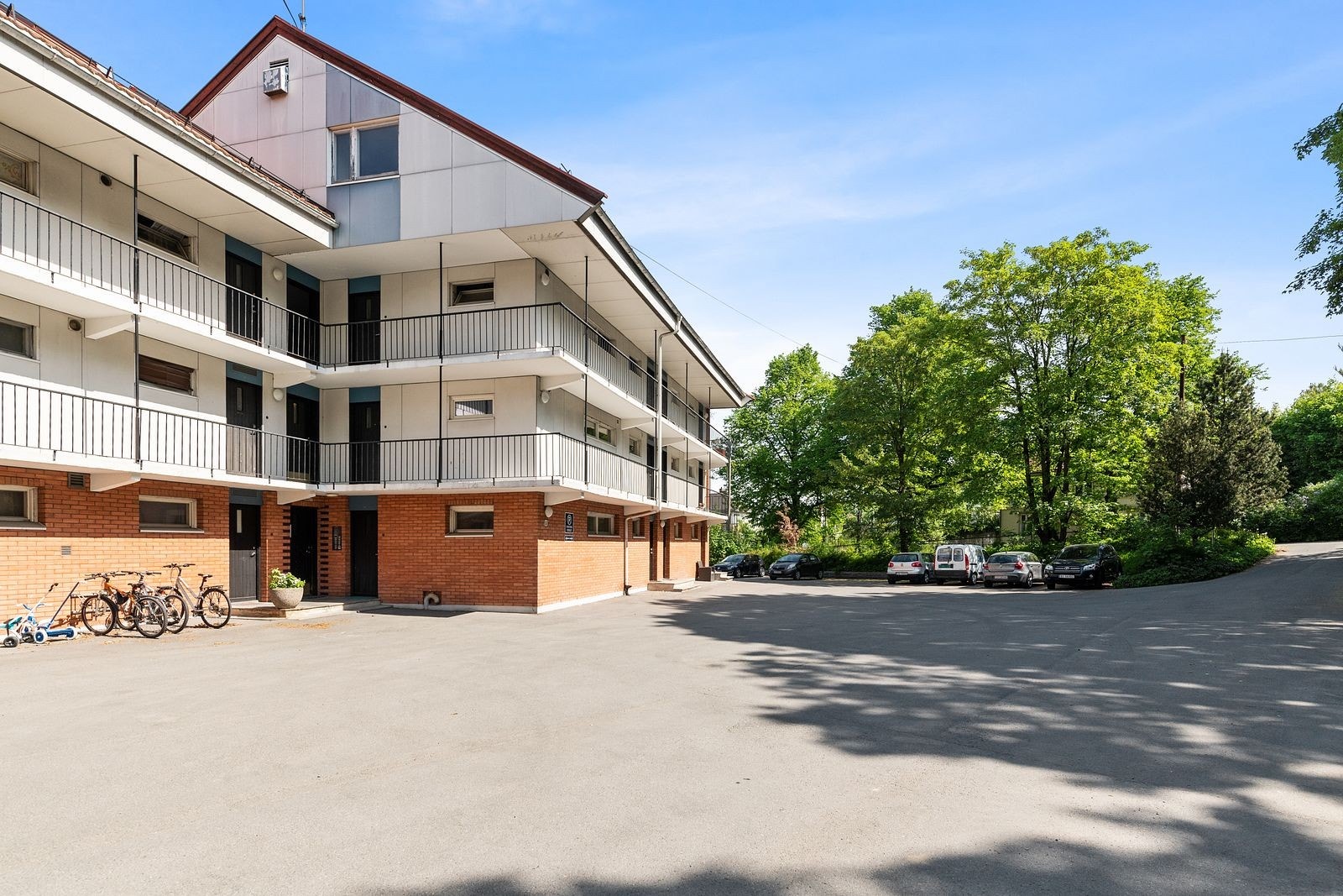 Flere parkeringsplasser utenfor Galleribilde