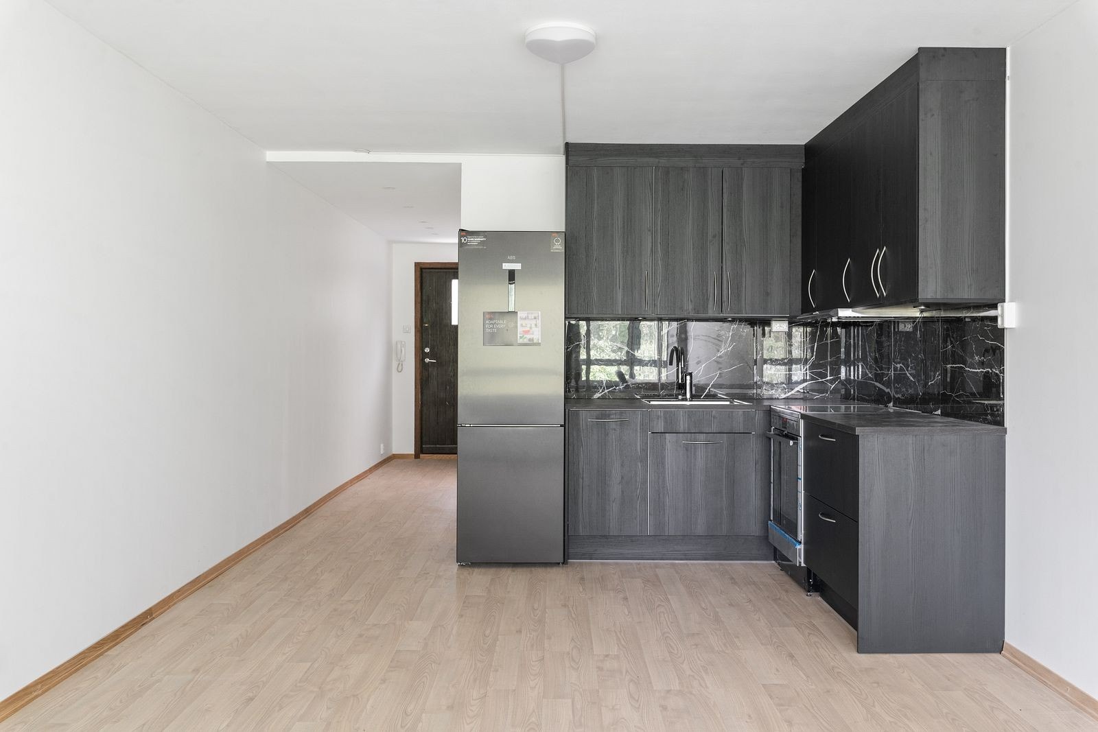 Nyere kjøkken, med alle hvitevarer. Galleribilde