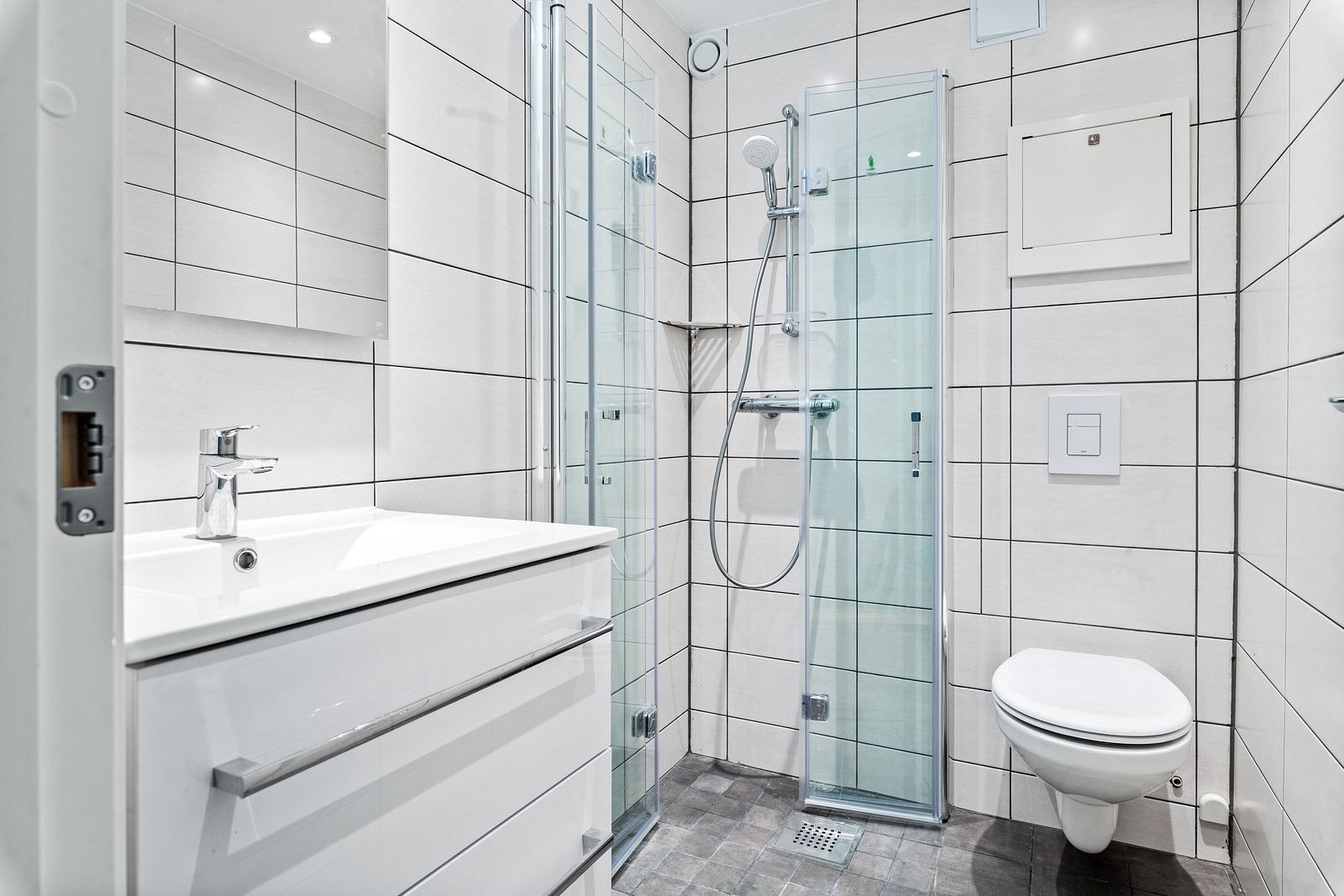 Nyere, flislagt bad. Galleribilde