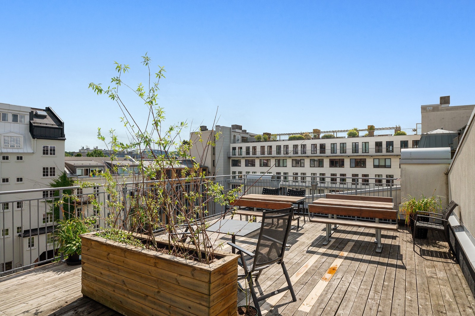 Sameiet har to store takterrasser med strålende solforhold, sittegrupper og utsikt. Galleribilde