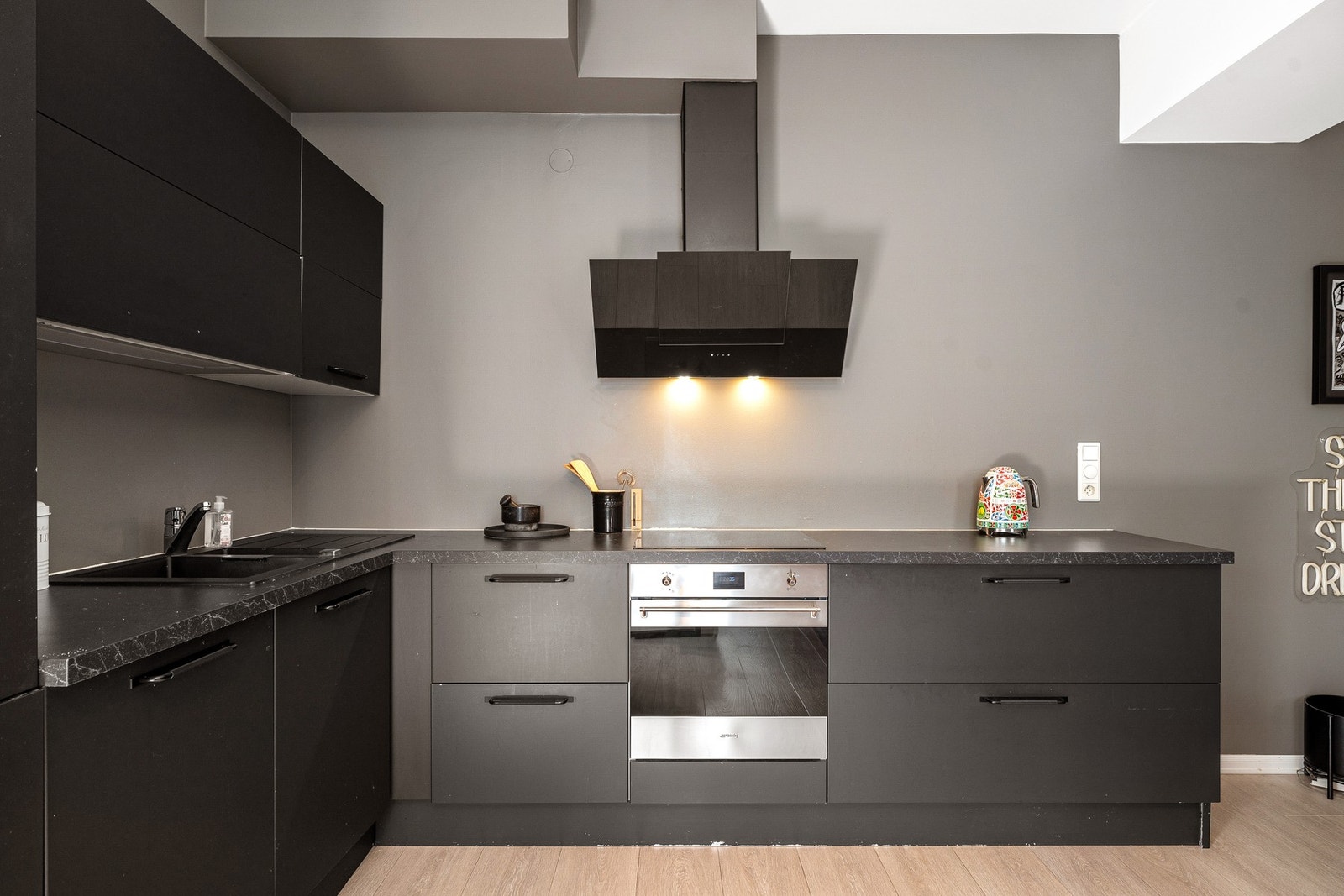 Over- og underskap med slette fronter og laminat benkeplate. Galleribilde